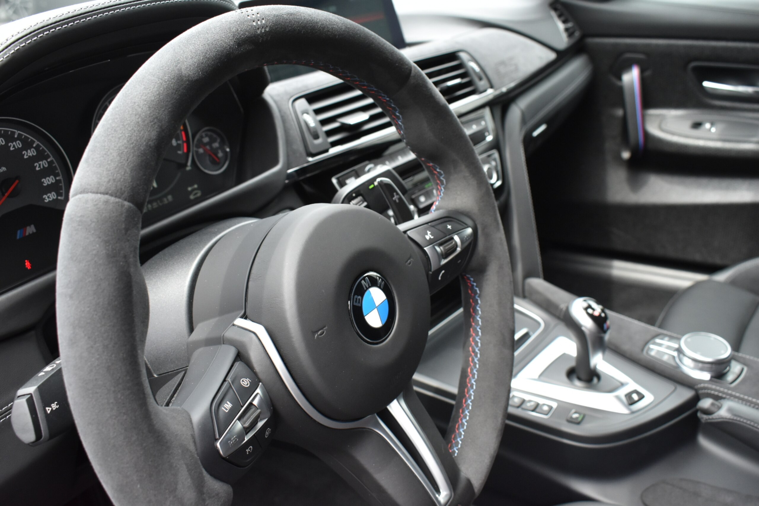 BMW M4 CS (photo: 7)