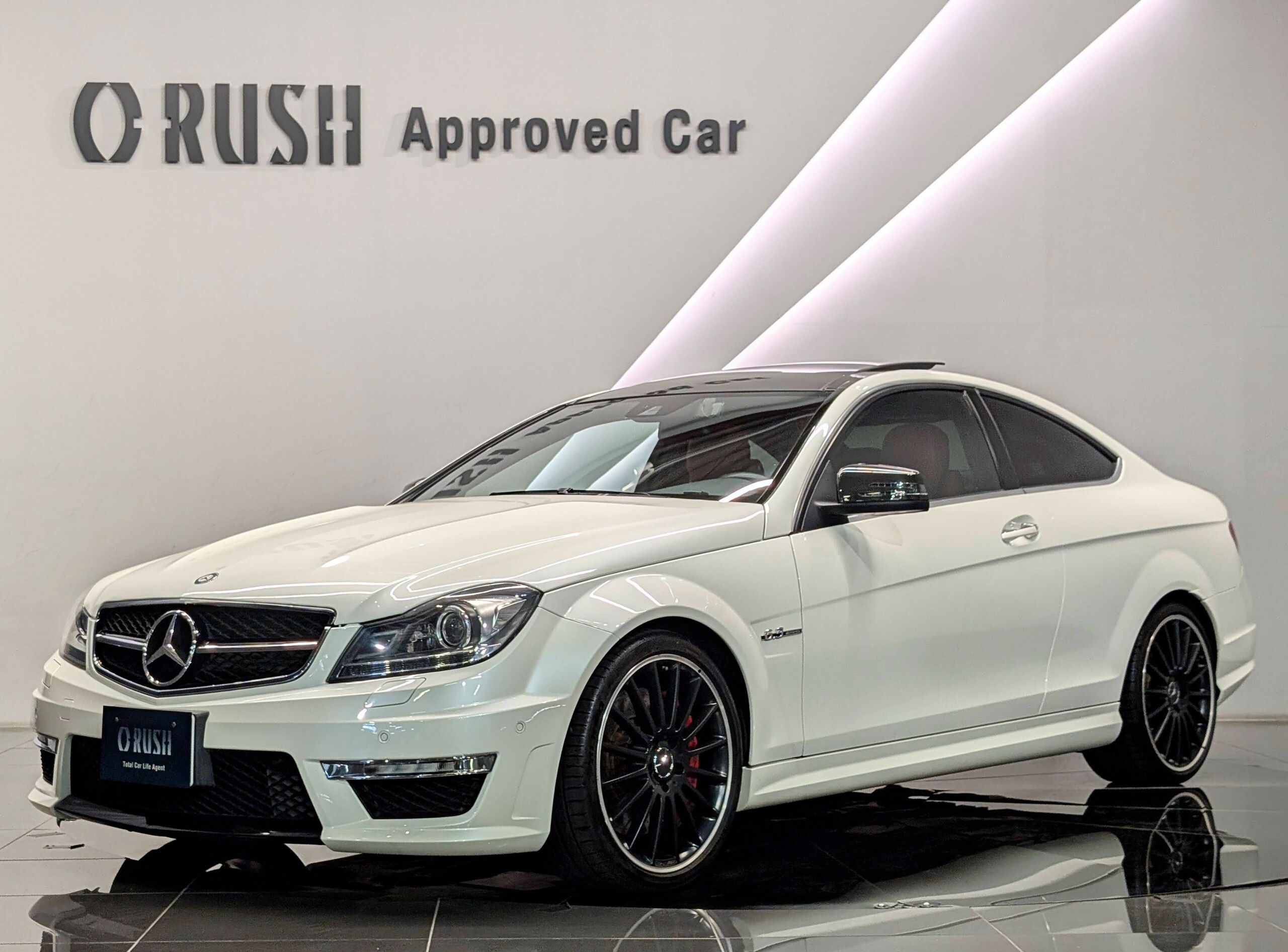 Mercedes Benz C63 AMG (photo: 2)