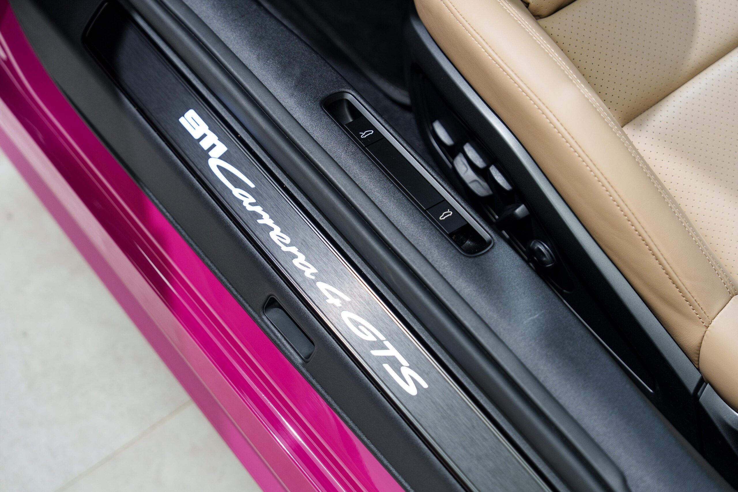 Porsche 911 Carrera 4 GTS (photo: 8)