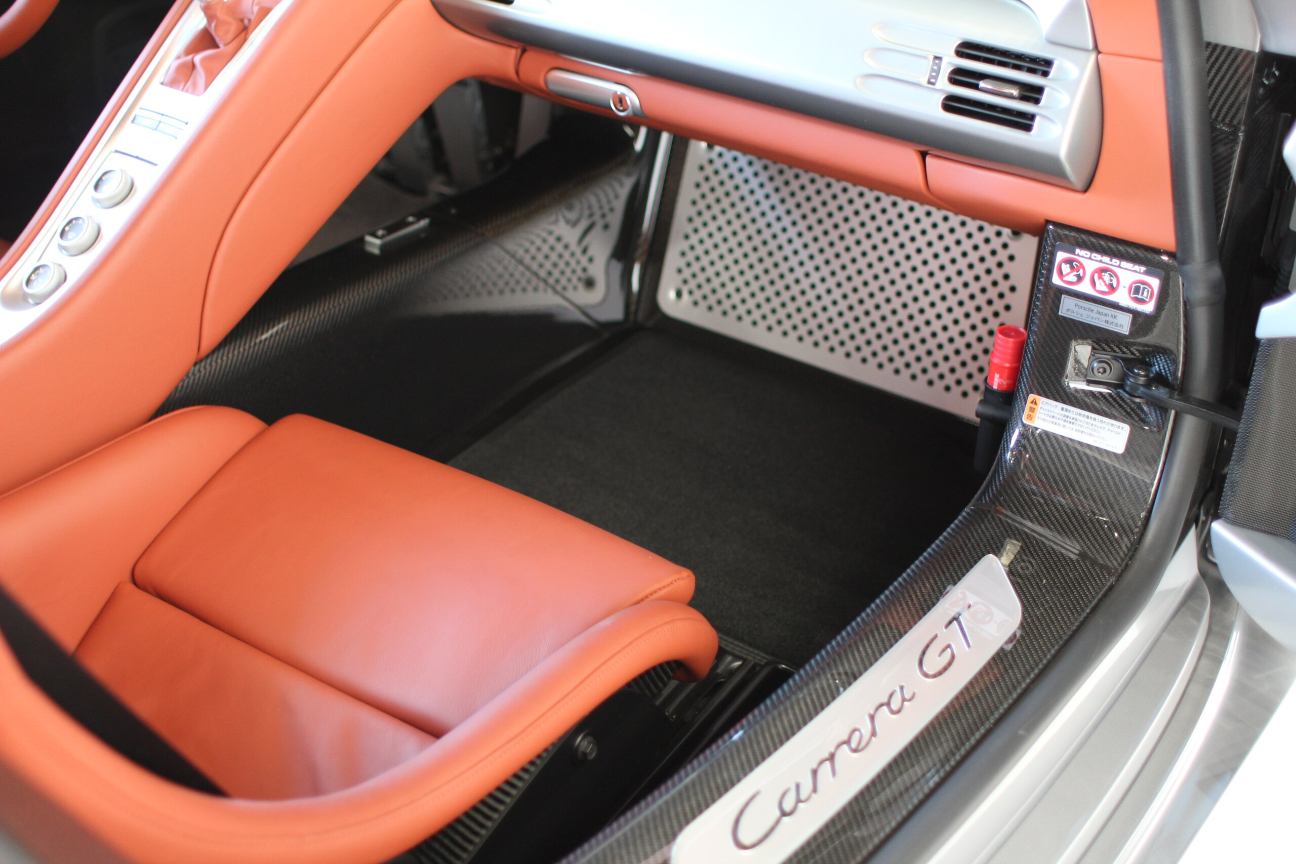 Porsche Carrera GT (photo: 11)