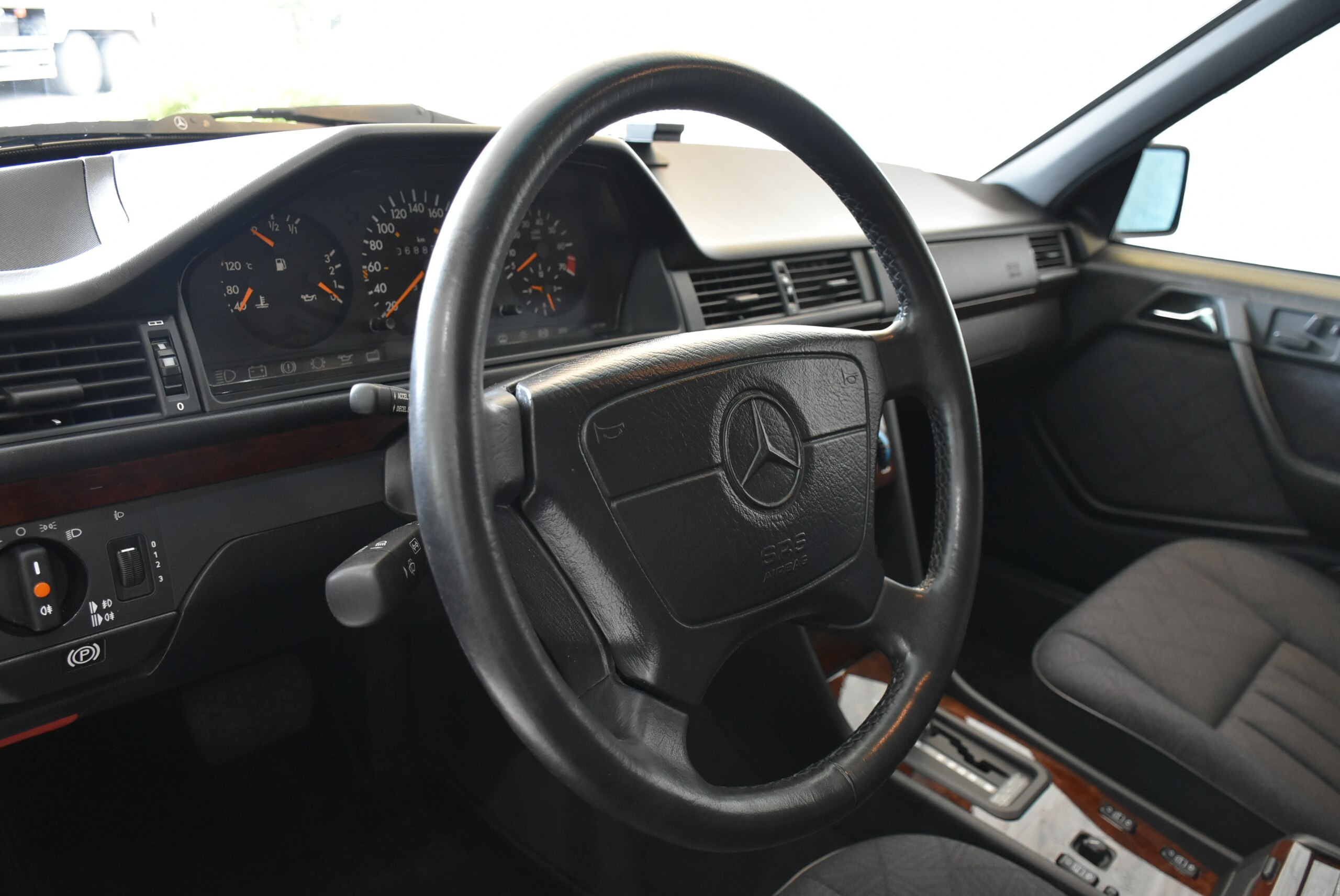 Mercedes Benz E320 (photo: 9)