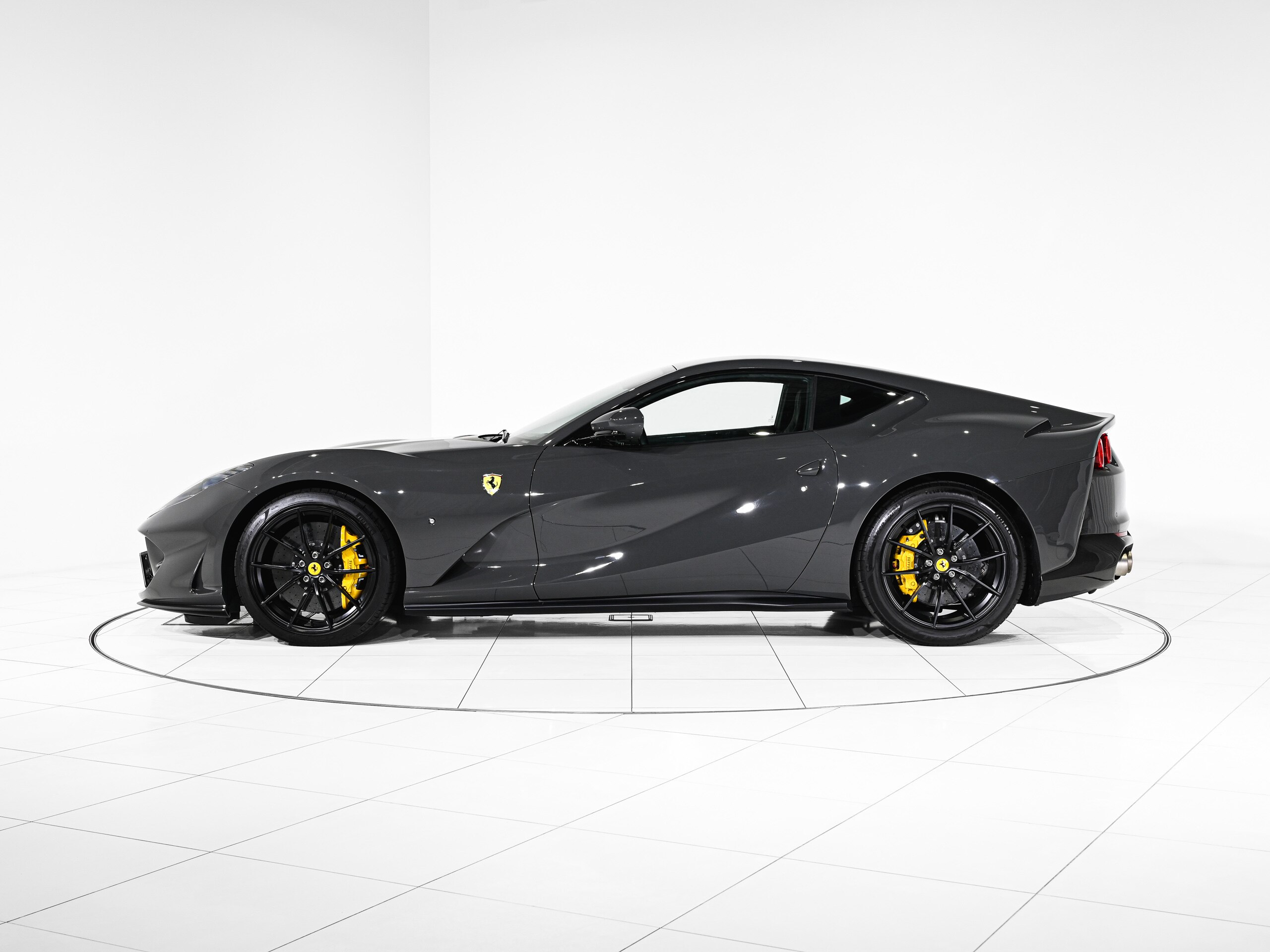 Ferrari 812 Superfast (photo: 2)