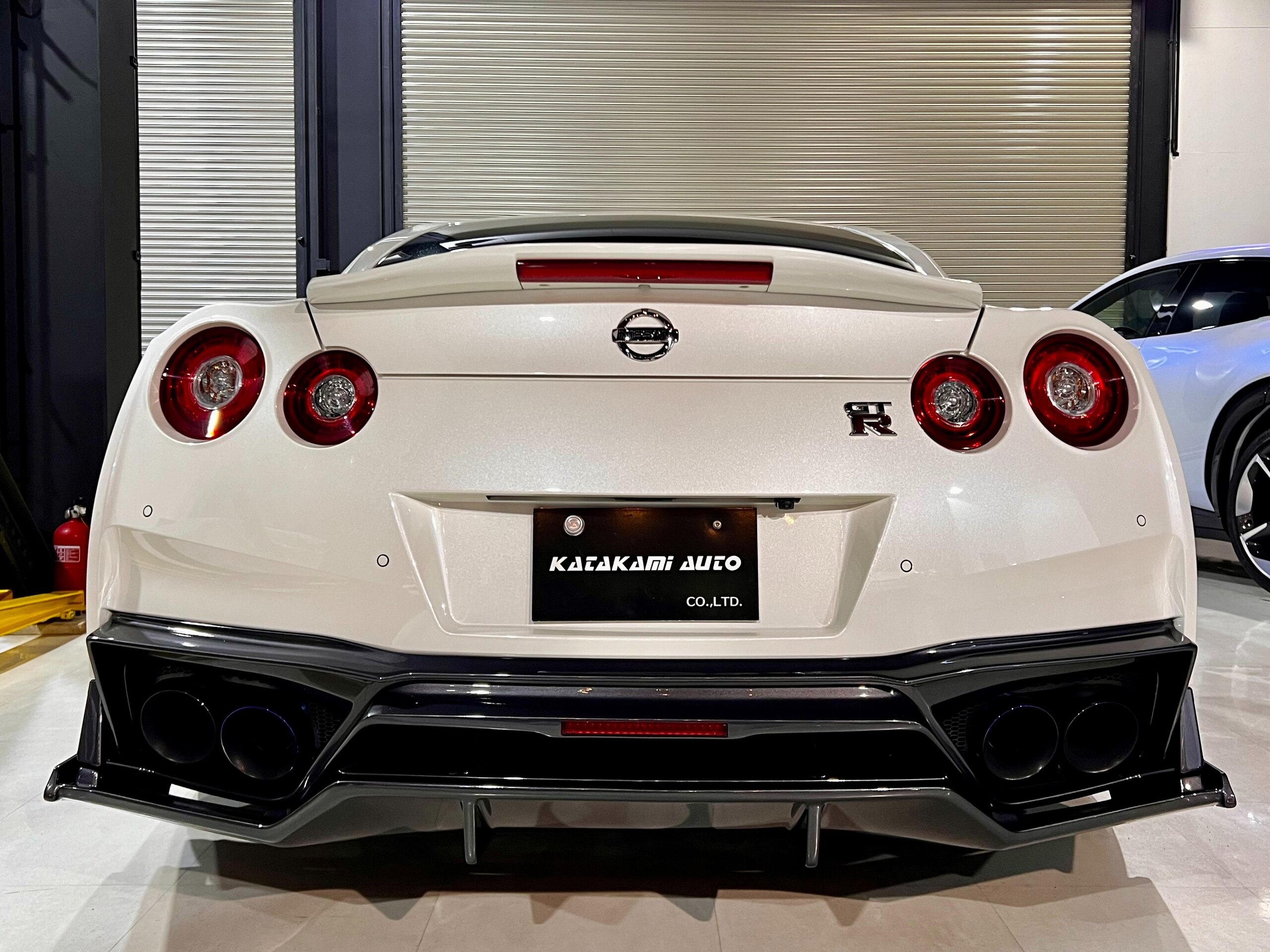 Nissan GT-R (photo: 3)