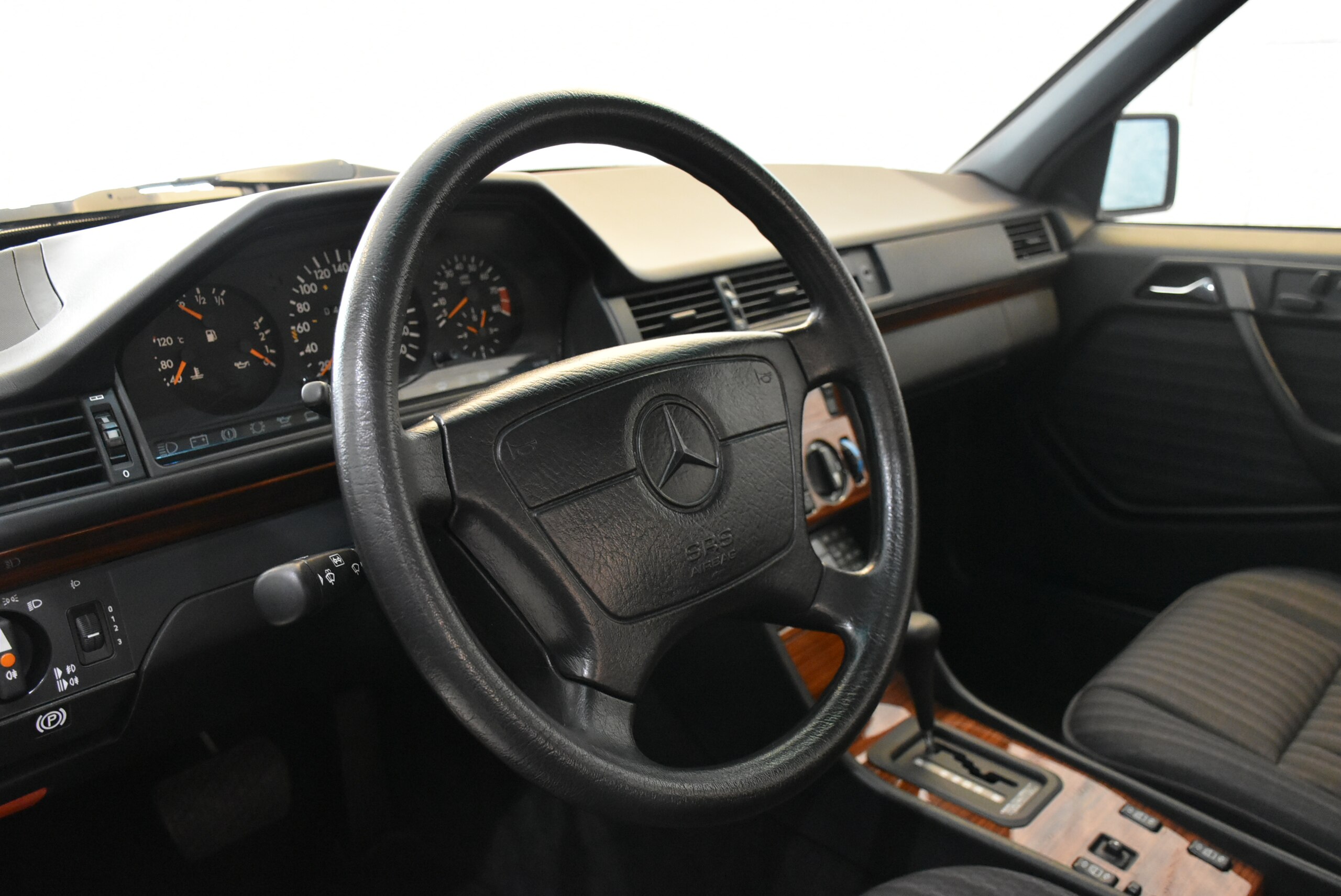 Mercedes Benz 300E-24 (photo: 8)