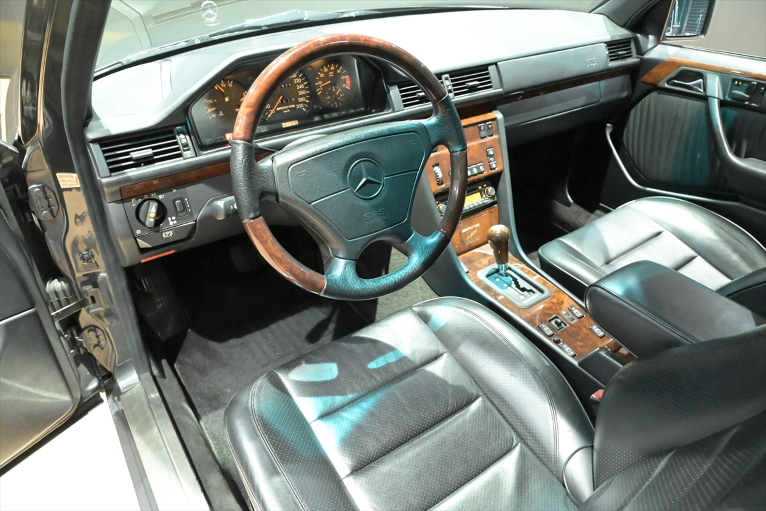 Mercedes Benz 500E 6.0 AMG (photo: 9)
