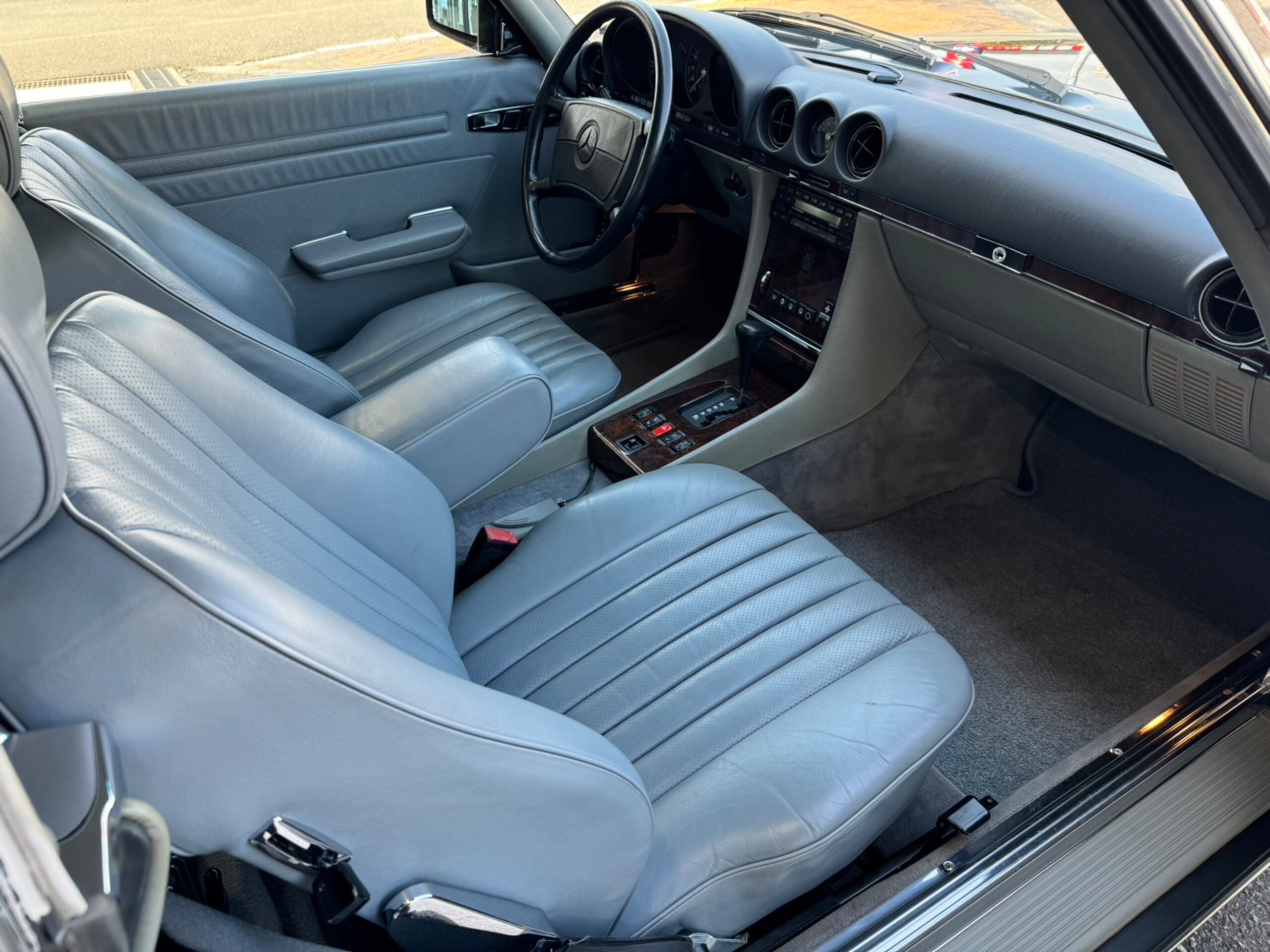 Mercedes Benz SL560 (photo: 11)