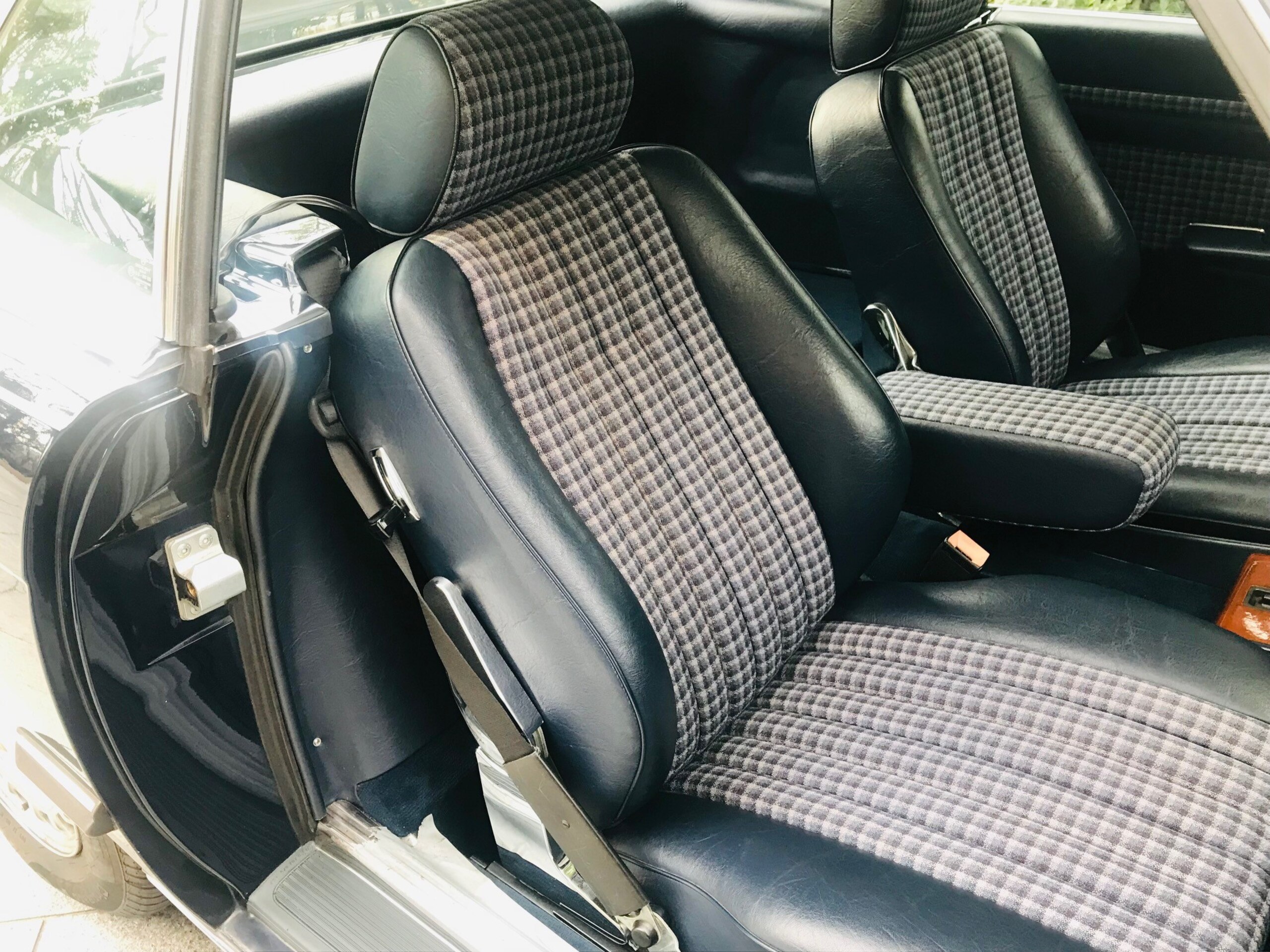 Mercedes Benz SL560 (photo: 15)