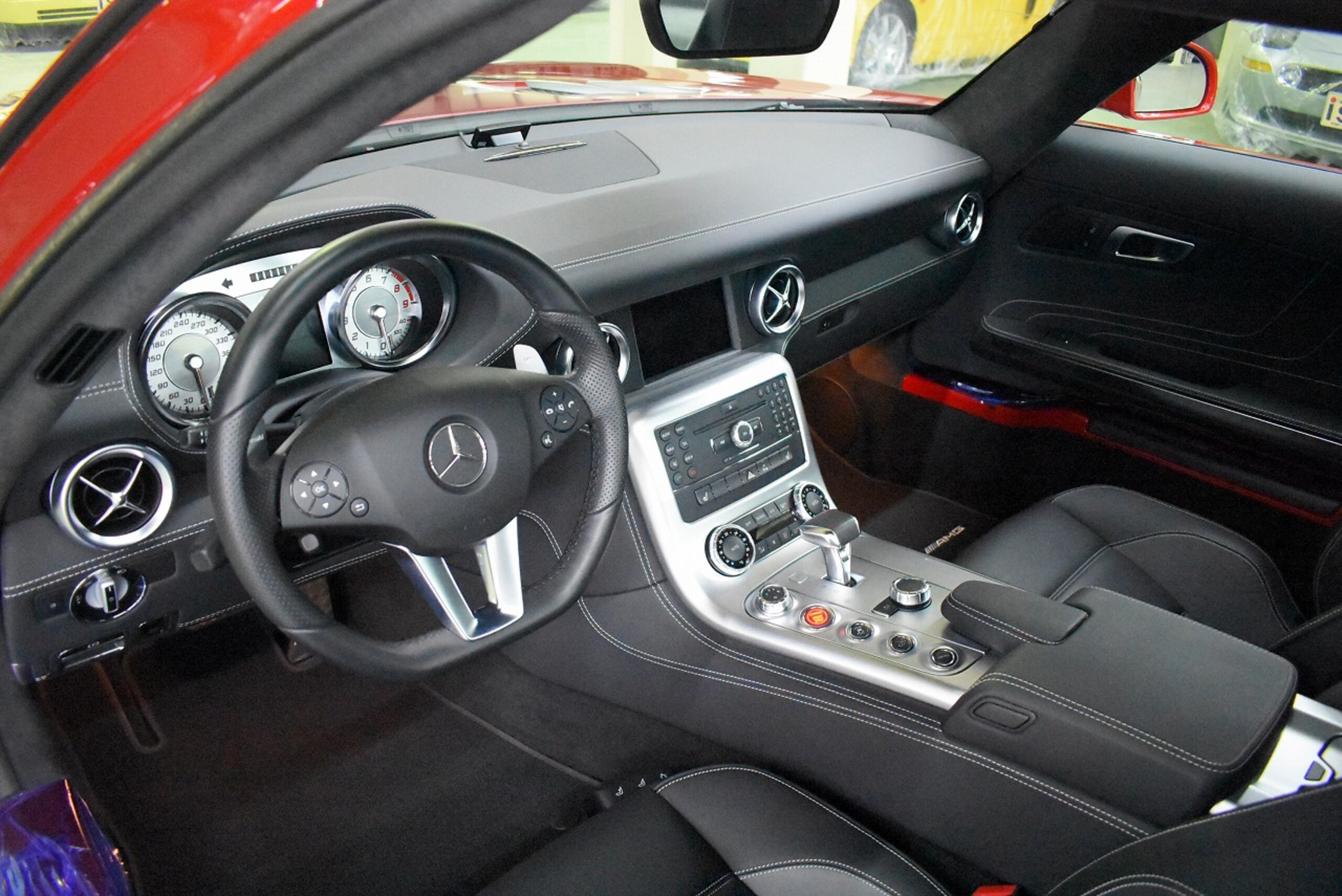 Mercedes Benz SLS AMG (photo: 12)