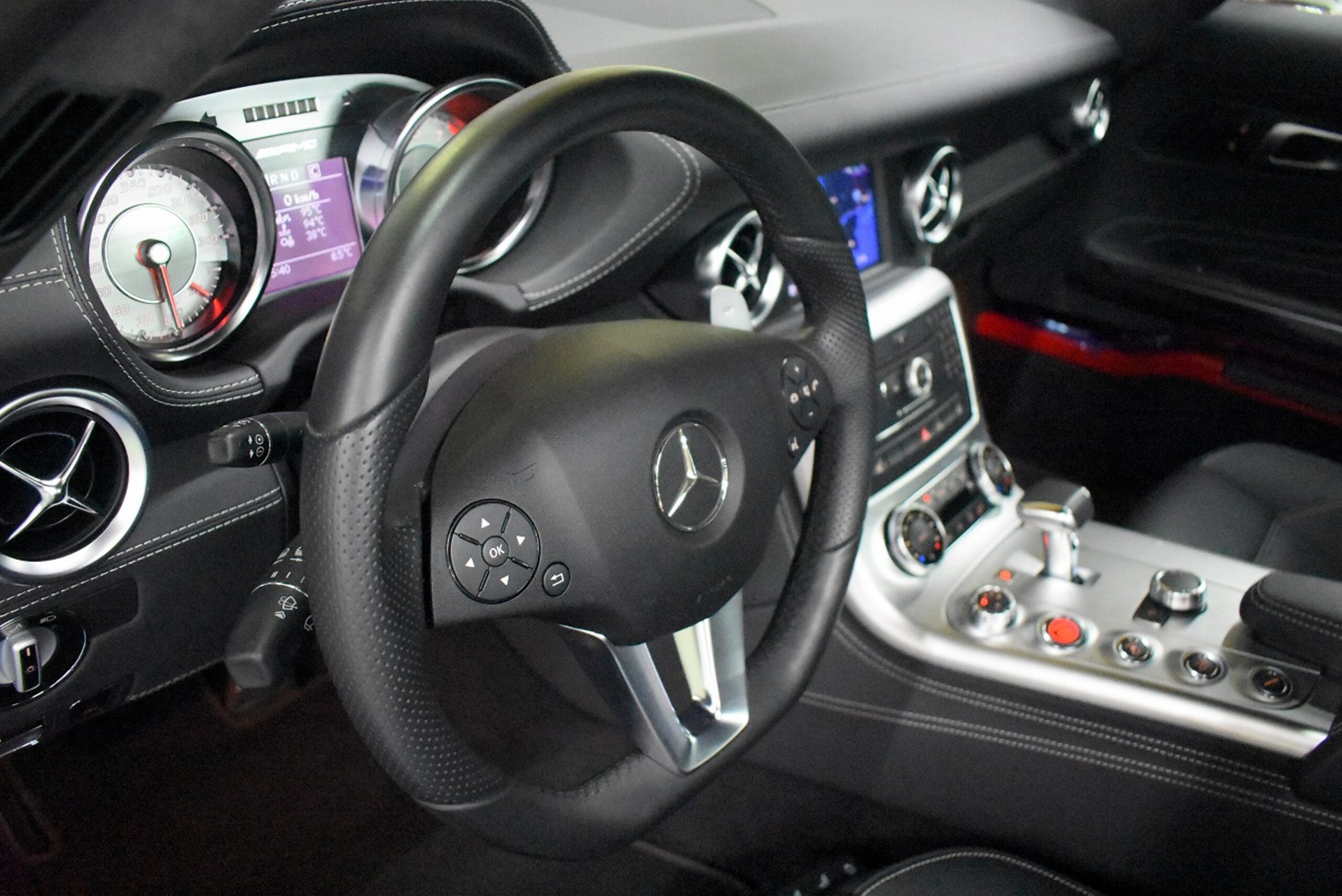 Mercedes Benz SLS AMG (photo: 13)