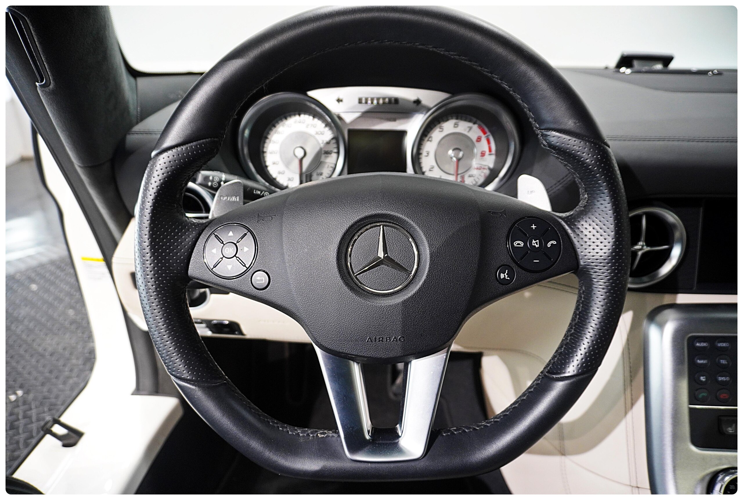 Mercedes Benz SLS AMG (photo: 19)