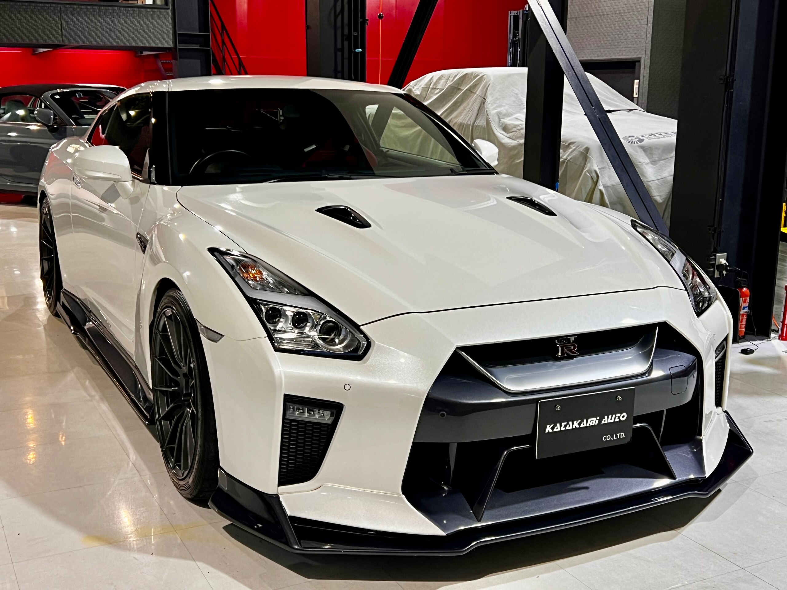 Nissan GT-R (photo: 2)