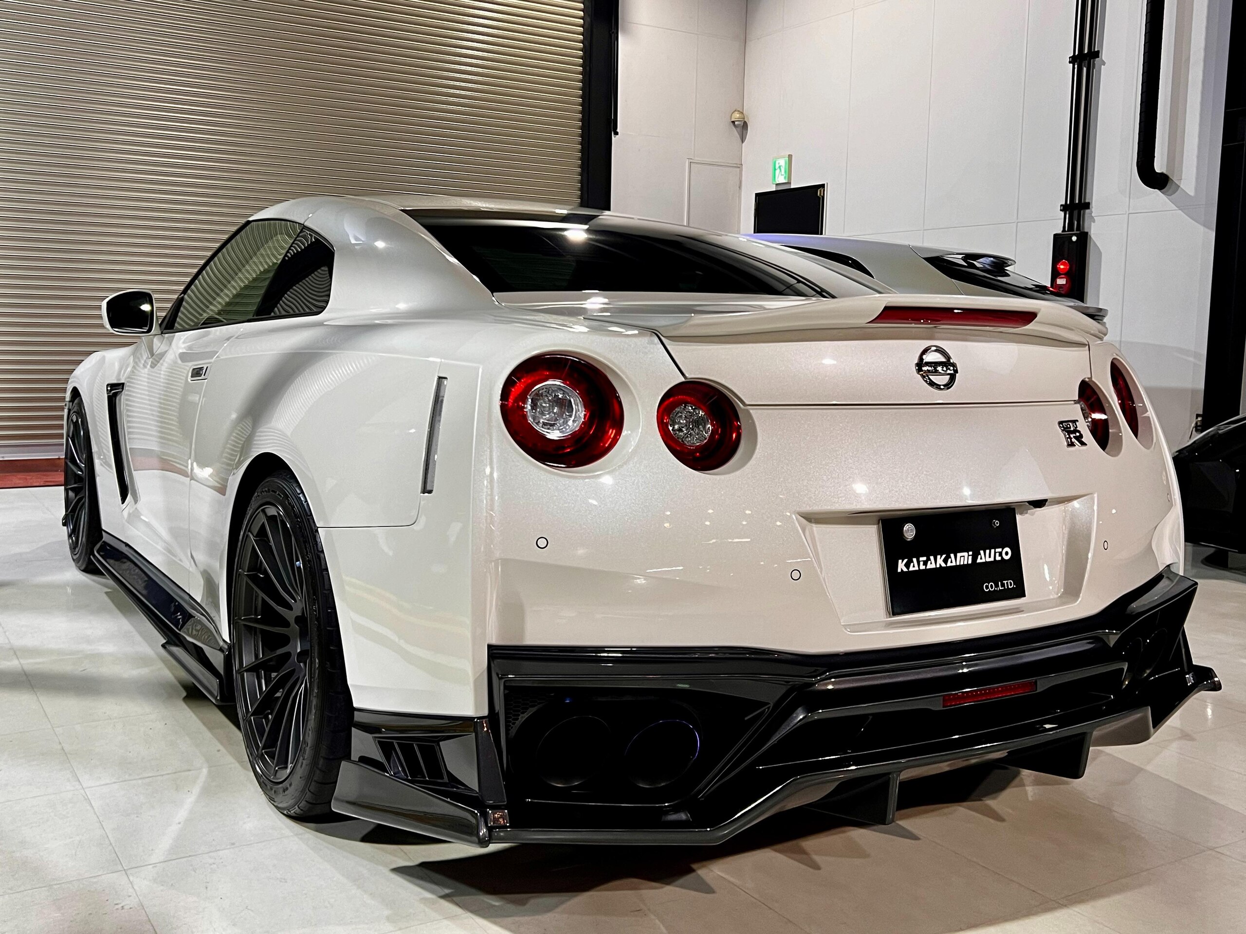 Nissan GT-R (photo: 4)