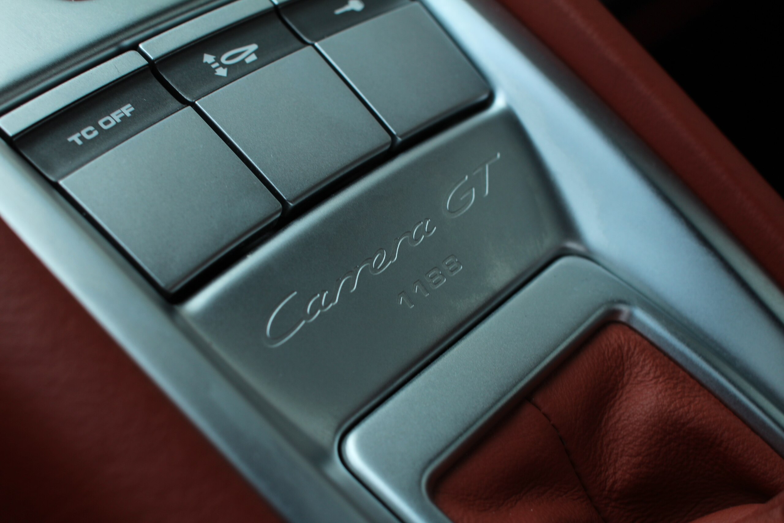 Porsche Carrera GT (photo: 10)