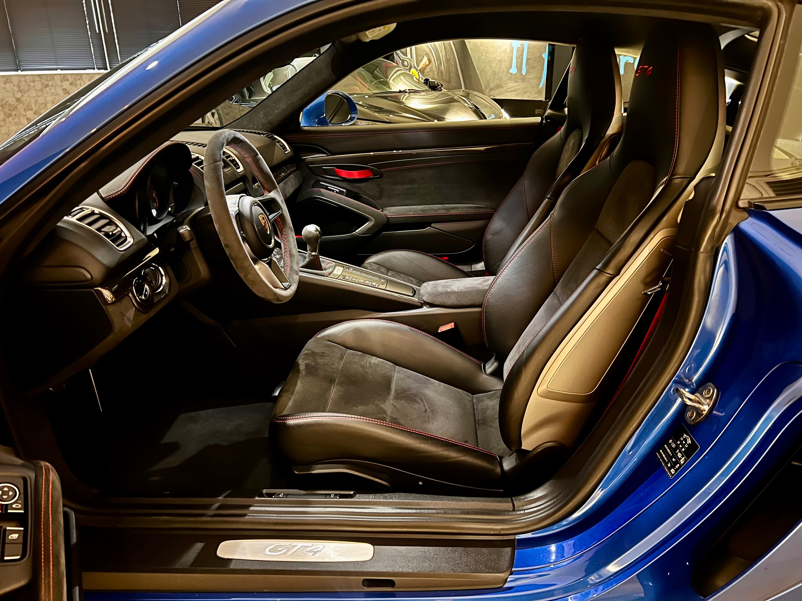 Porsche Cayman GT4 (photo: 12)