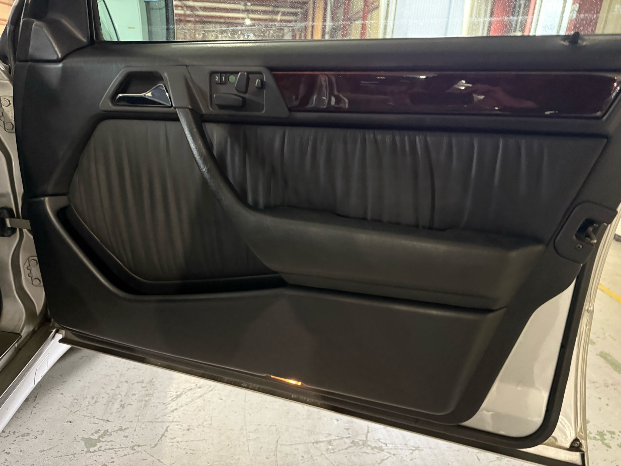 Mercedes Benz 500E (photo: 10)