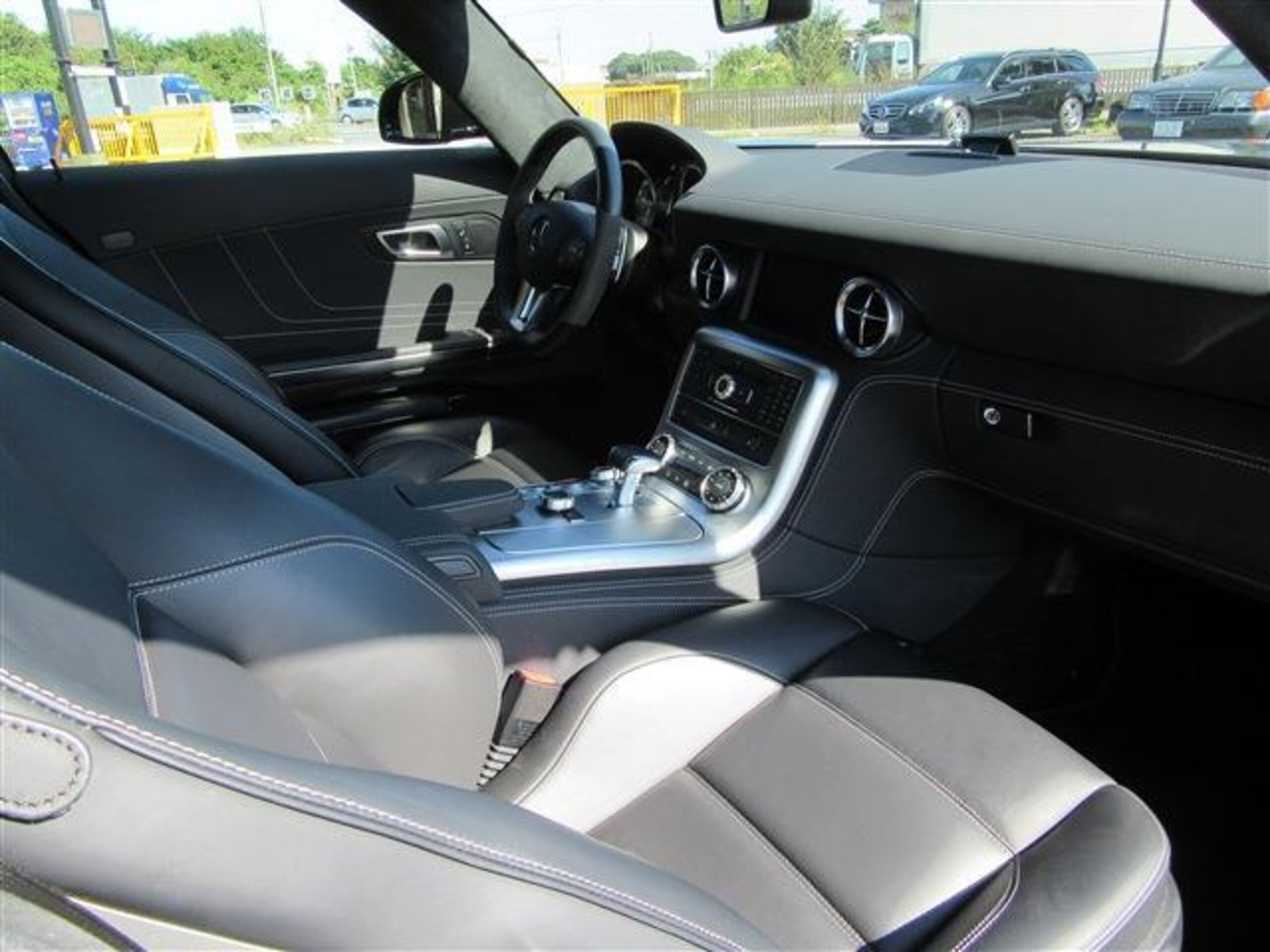 Mercedes Benz SLS AMG (photo: 10)