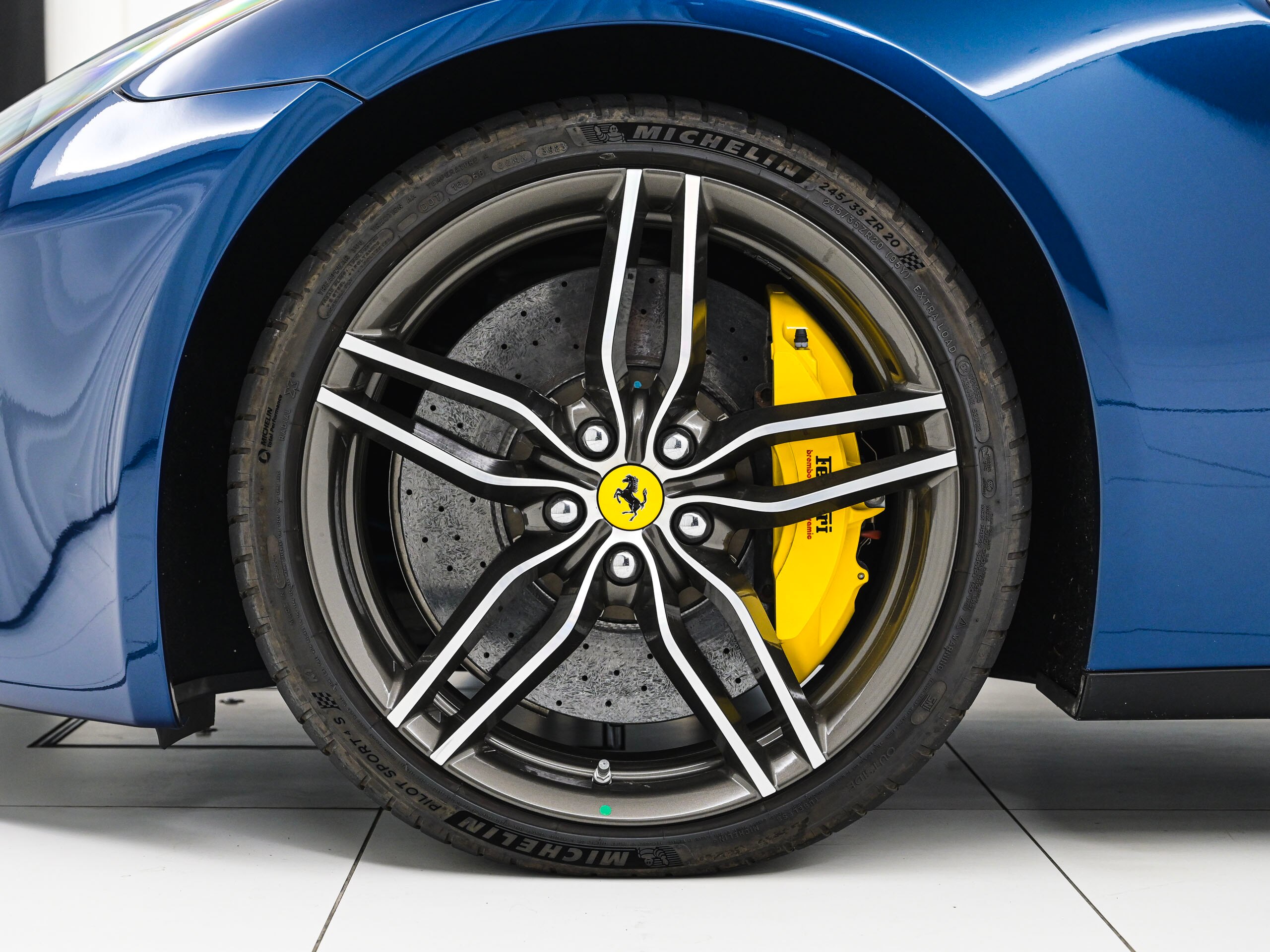 Ferrari FF (photo: 14)