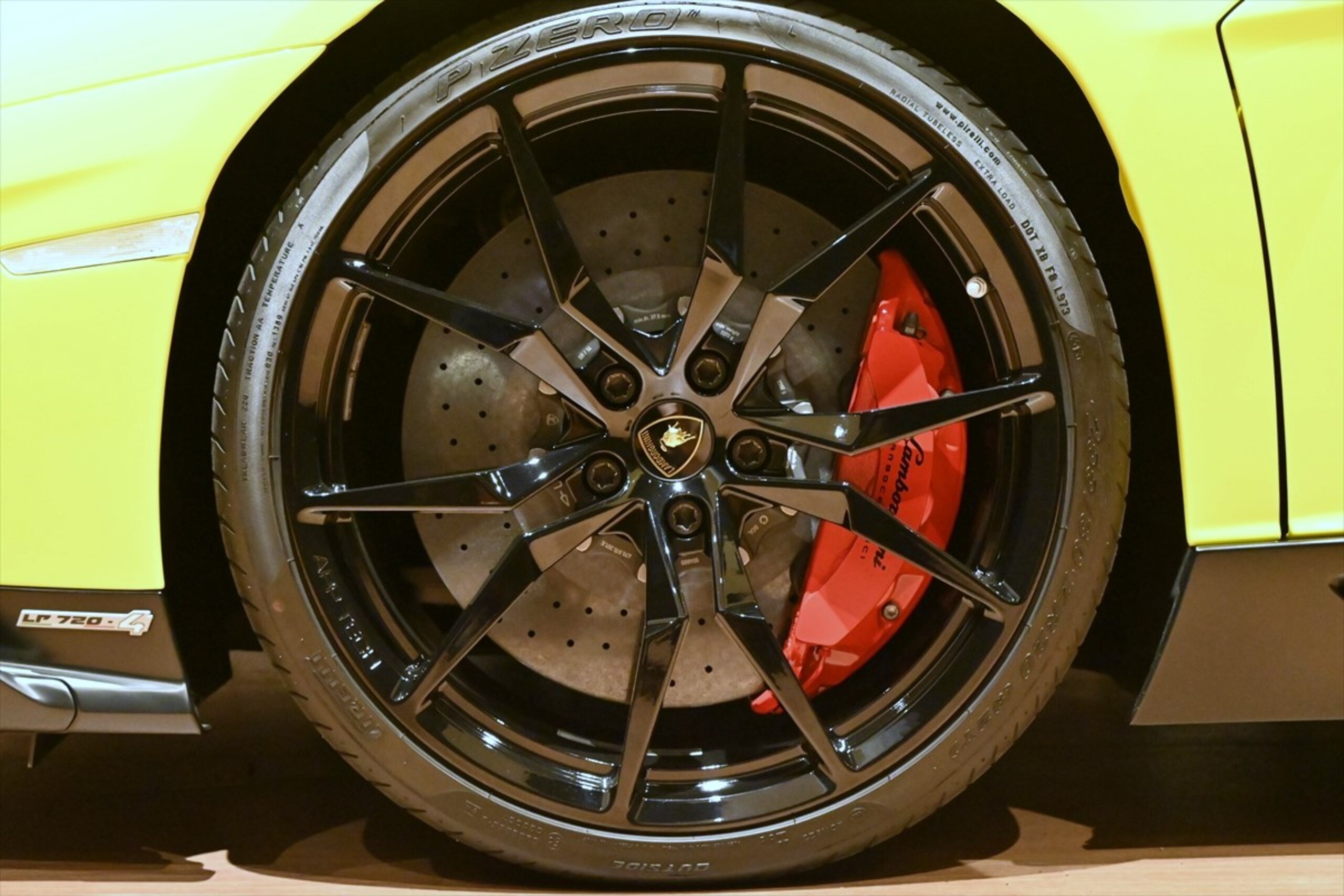 Lamborghini Aventador Roadster (photo: 20)