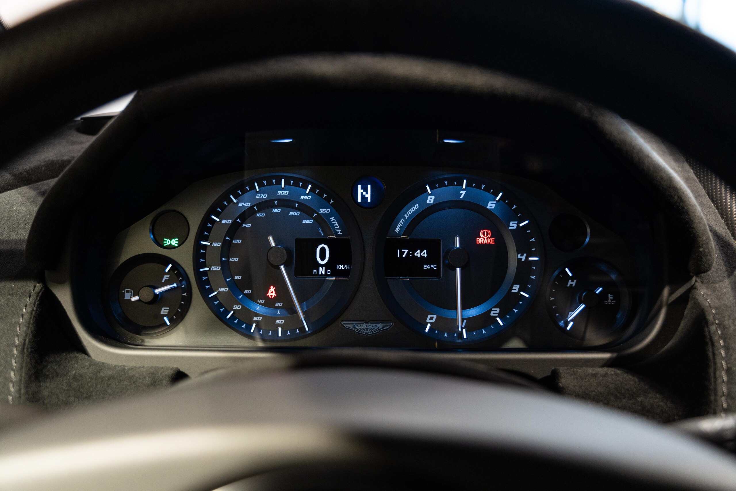 Aston Martin Vantage GT12 (photo: 12)