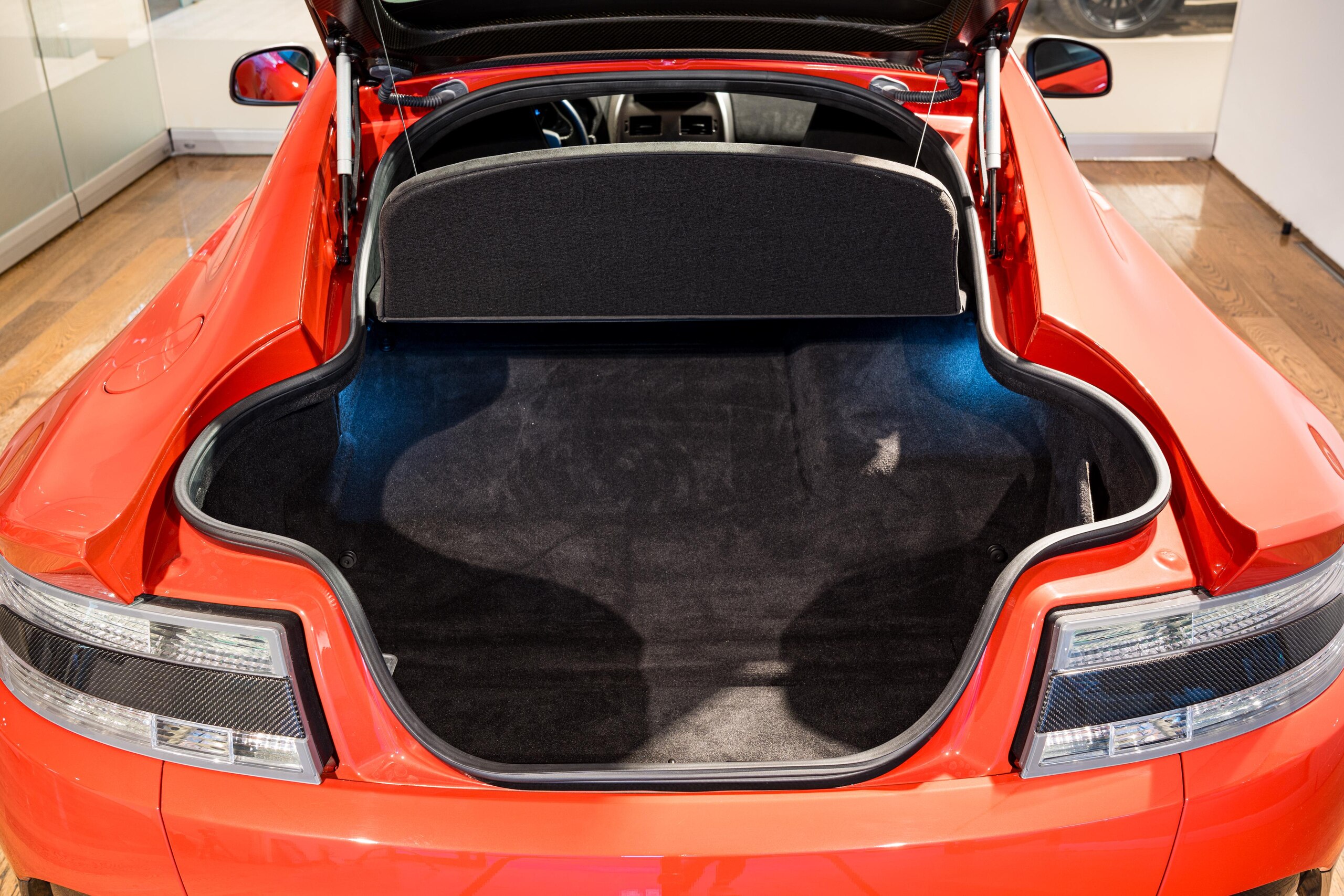 Aston Martin Vantage GT12 (photo: 19)