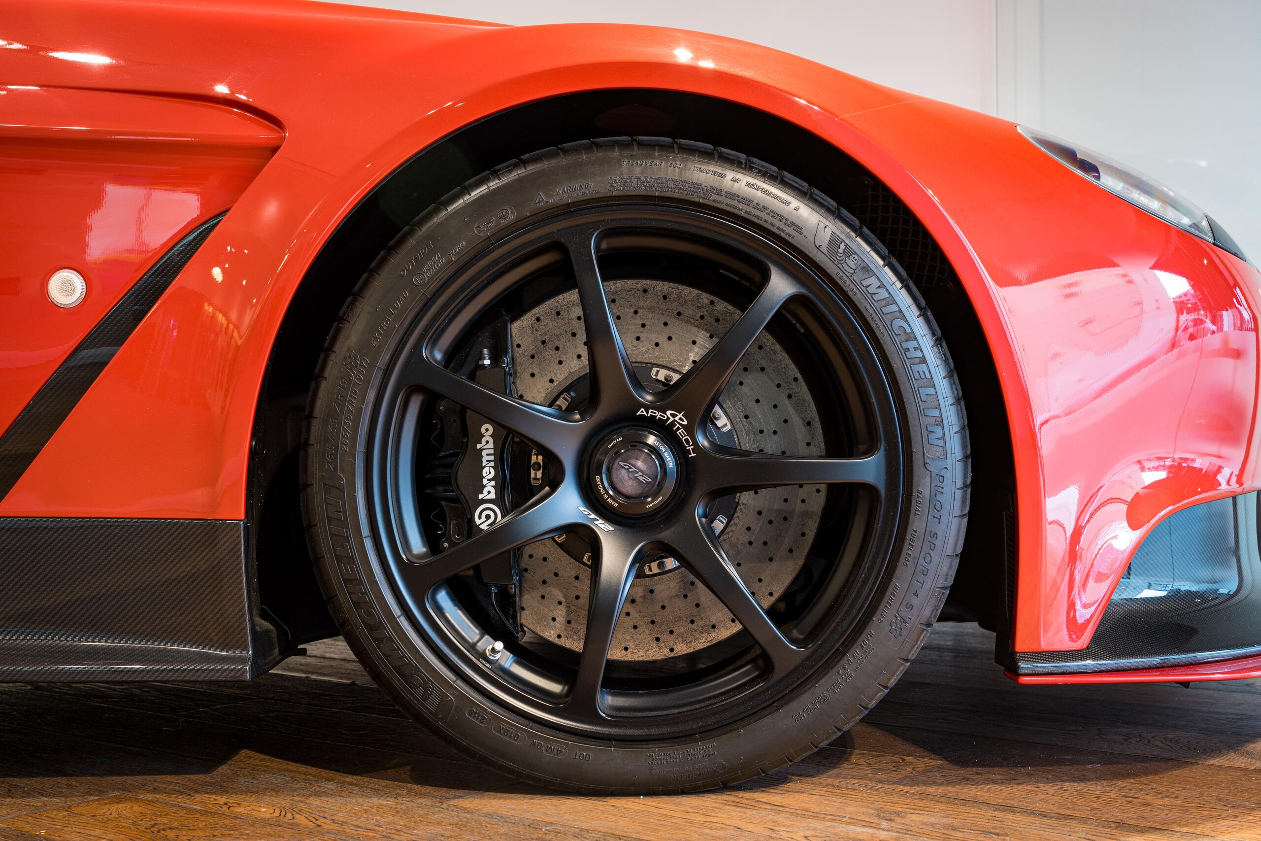 Aston Martin Vantage GT12 (photo: 17)