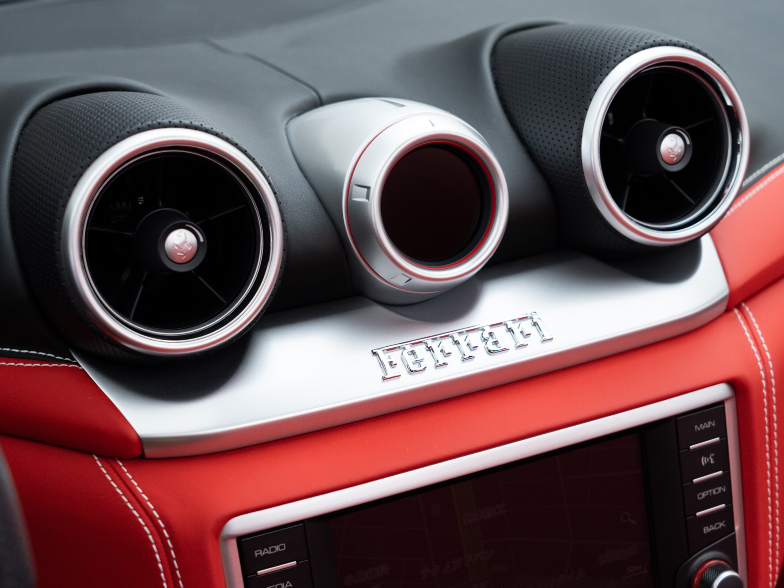 Ferrari California T (photo: 10)