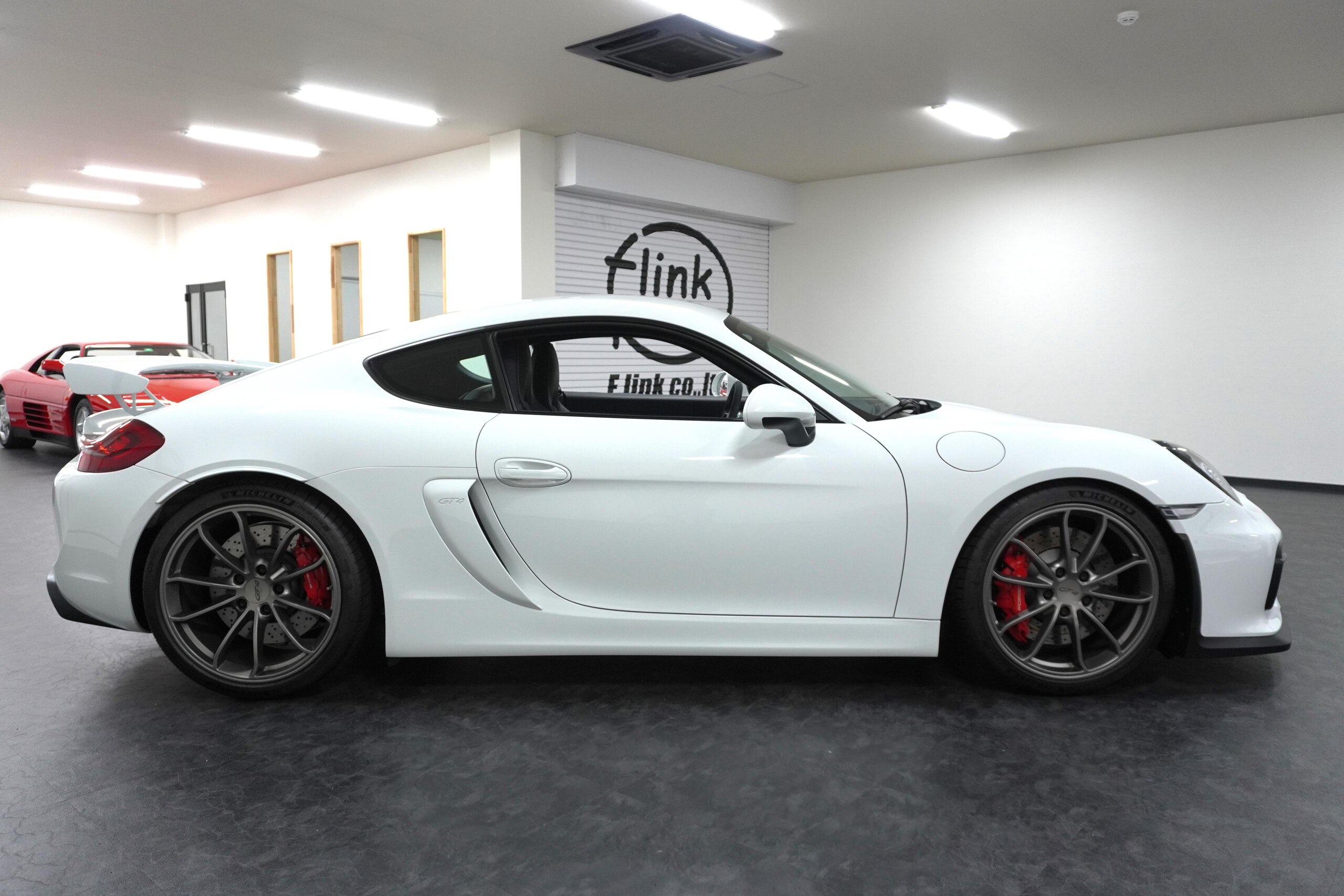 Porsche Cayman GT4 (photo: 4)