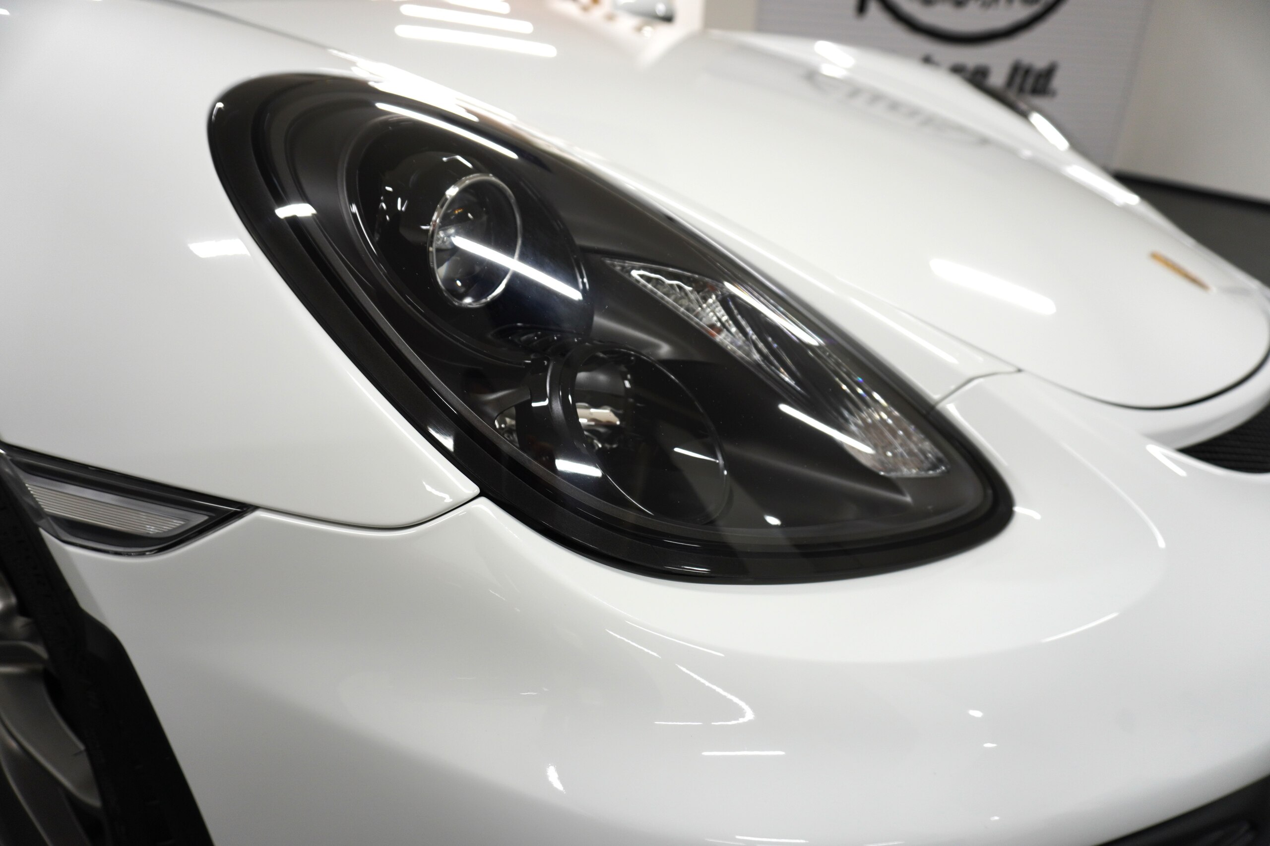 Porsche Cayman GT4 (photo: 8)