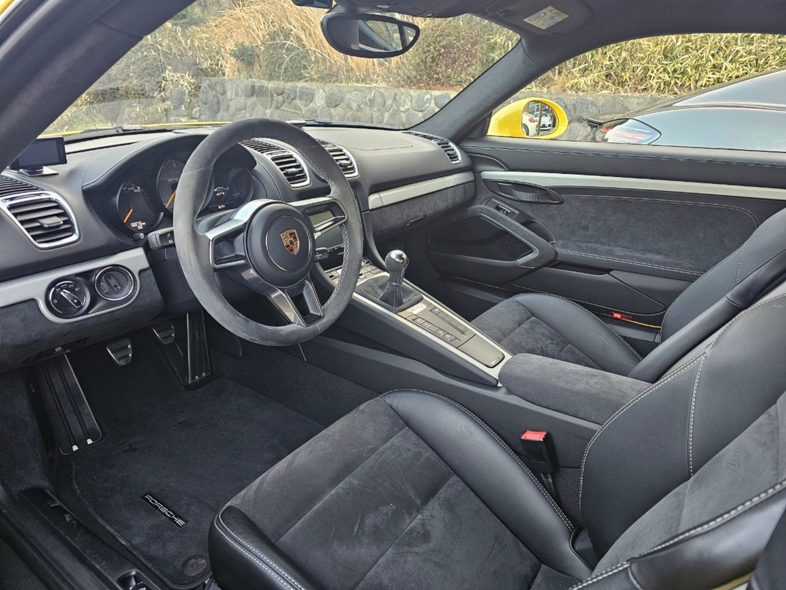 Porsche Cayman GT4 (photo: 8)