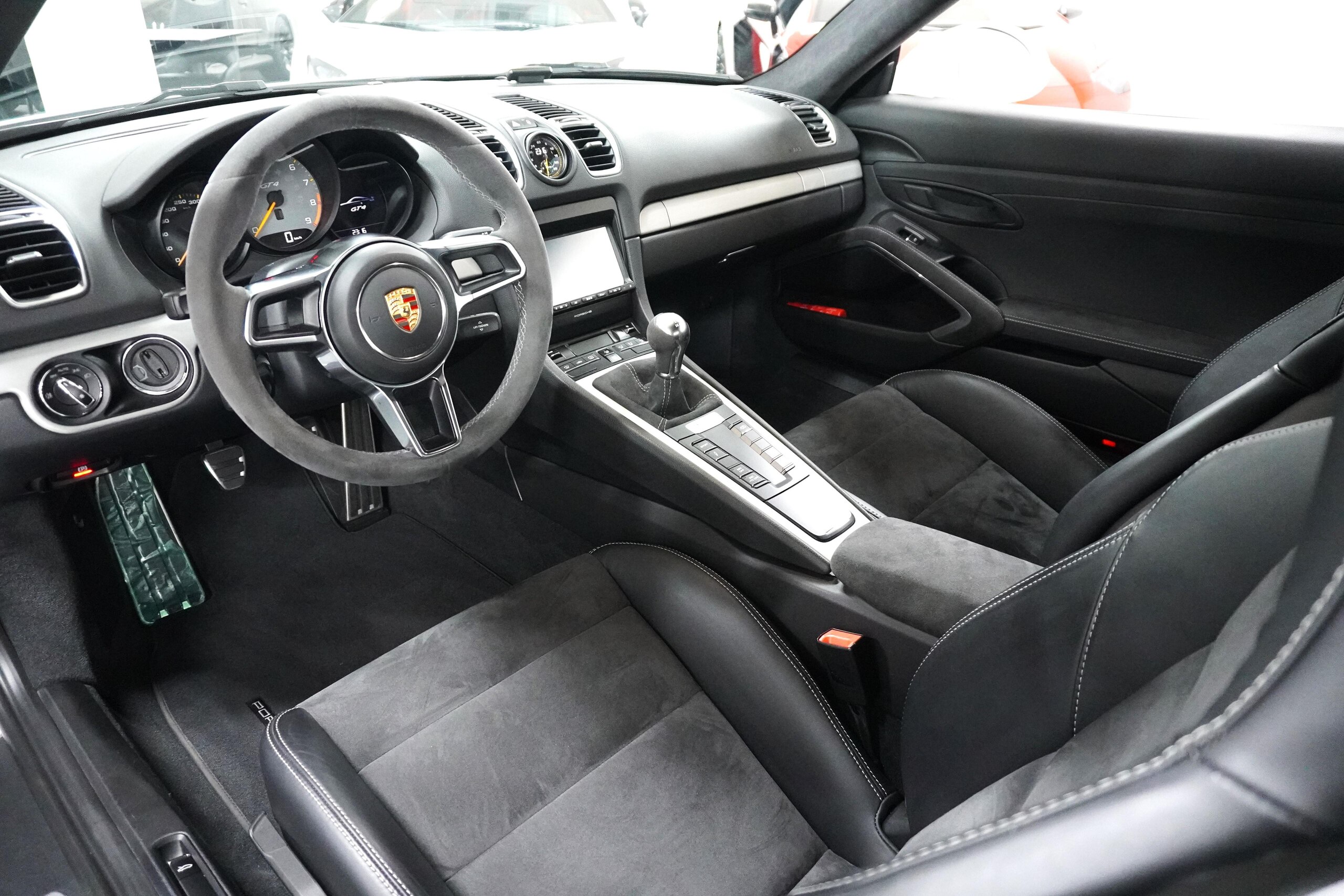 Porsche Cayman GT4 (photo: 10)