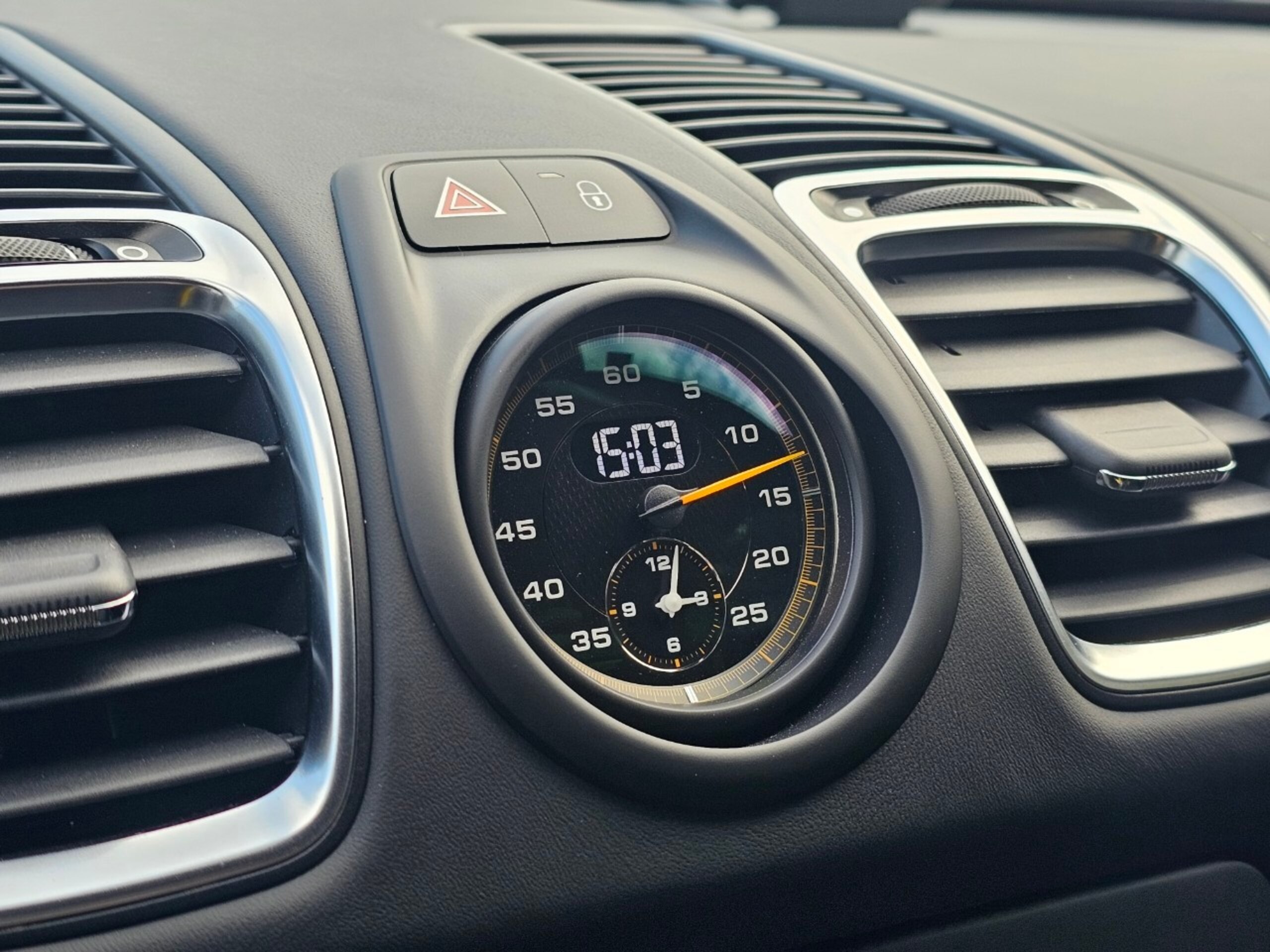 Porsche Cayman GT4 (photo: 12)