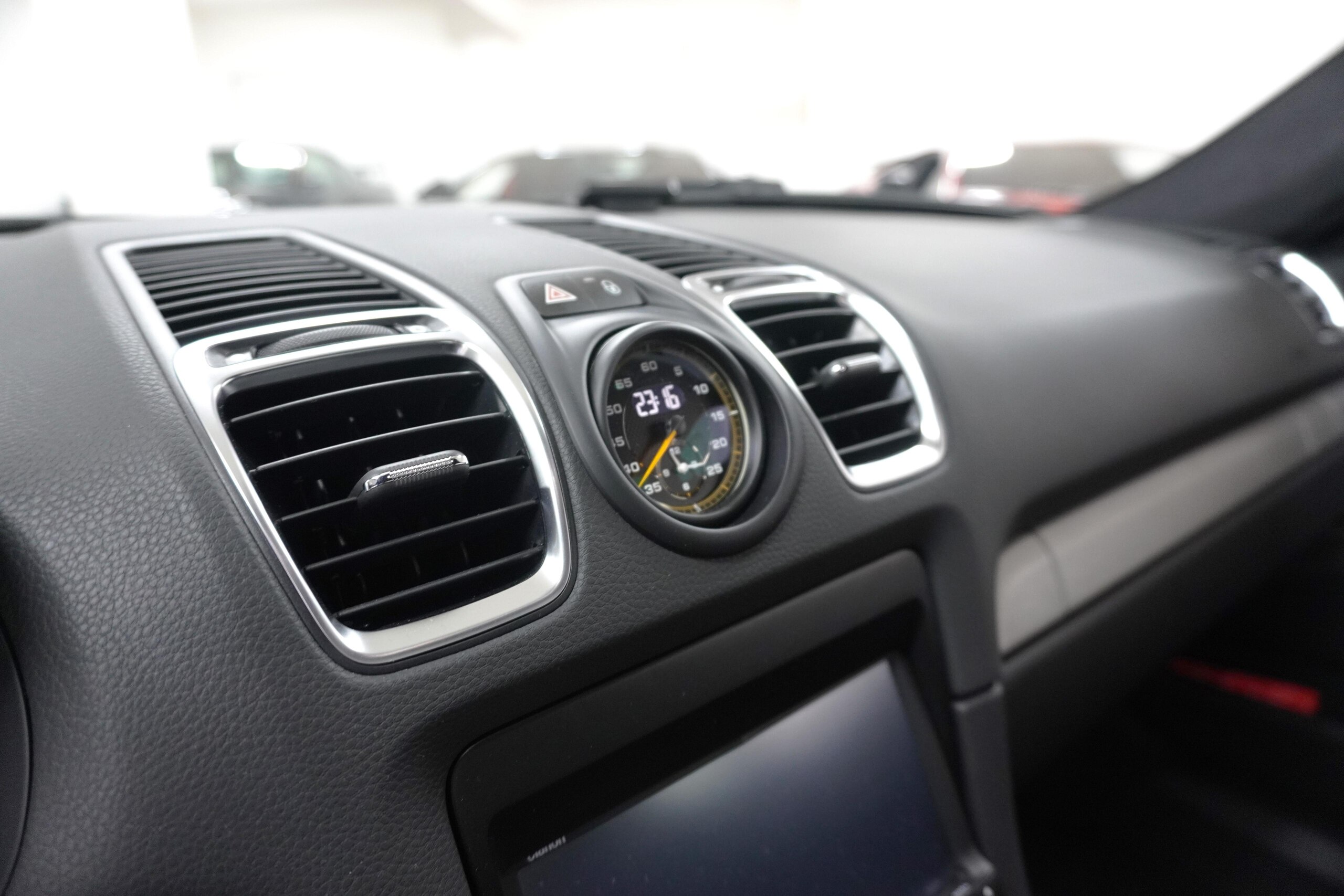 Porsche Cayman GT4 (photo: 12)