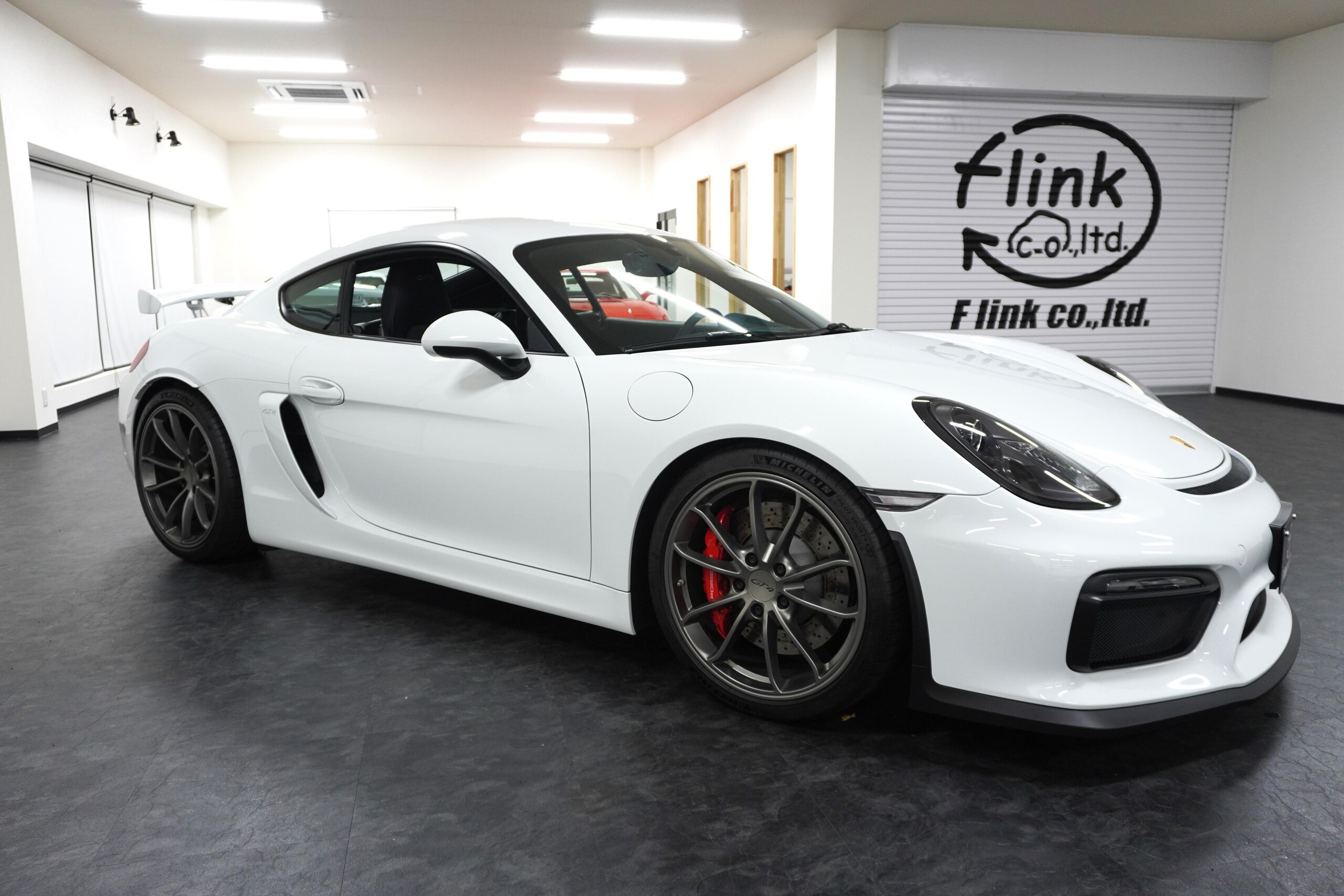 Porsche Cayman GT4 (photo: 2)
