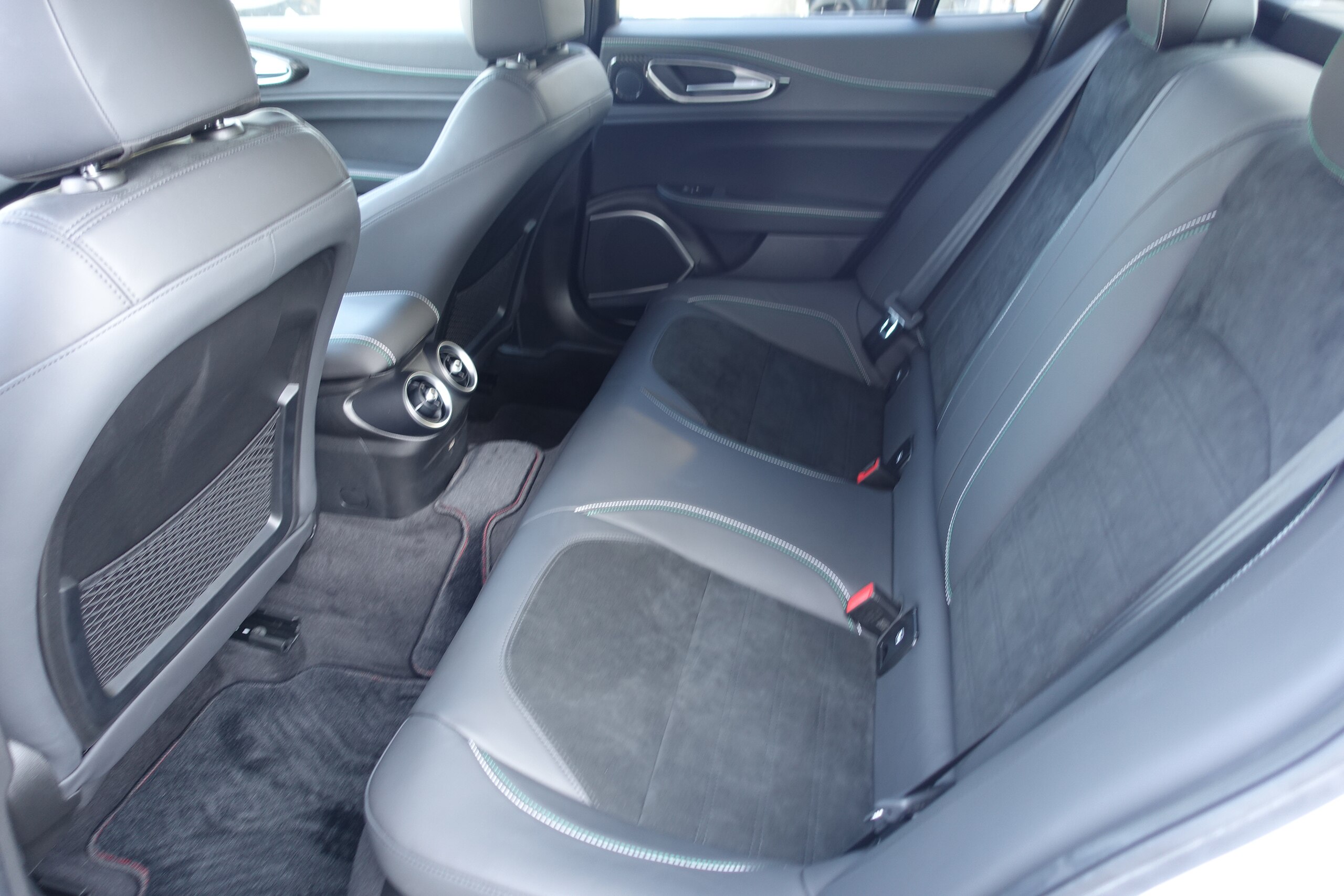 Alfa Romeo Giulia Quadrifoglio (photo: 13)