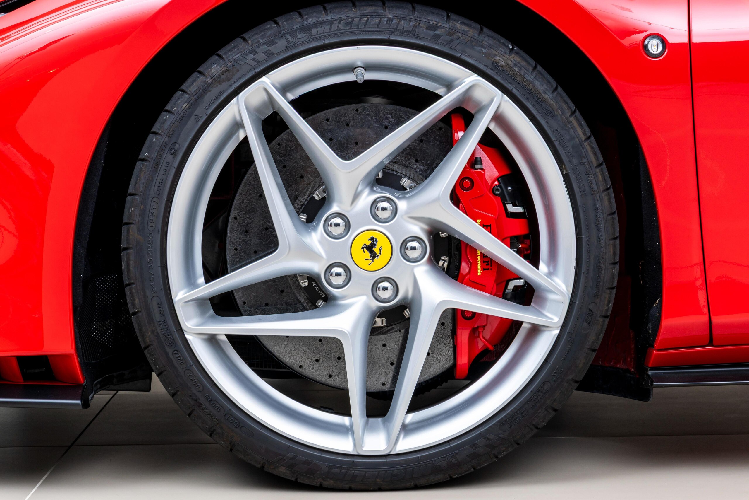 Ferrari F8 Tributo (photo: 17)