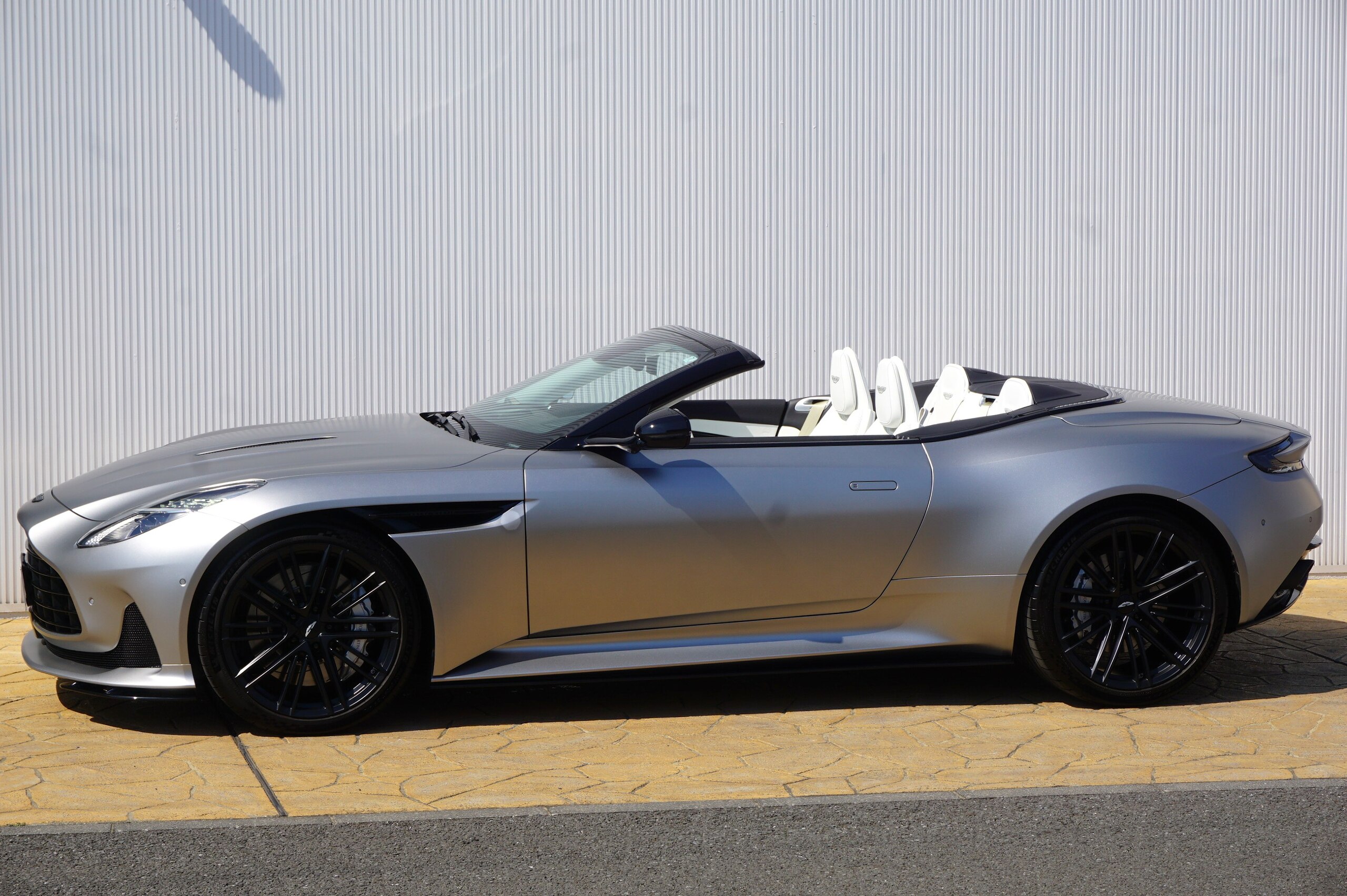 Aston Martin DB12 Volante 2024 for sale from Japan - image 11
