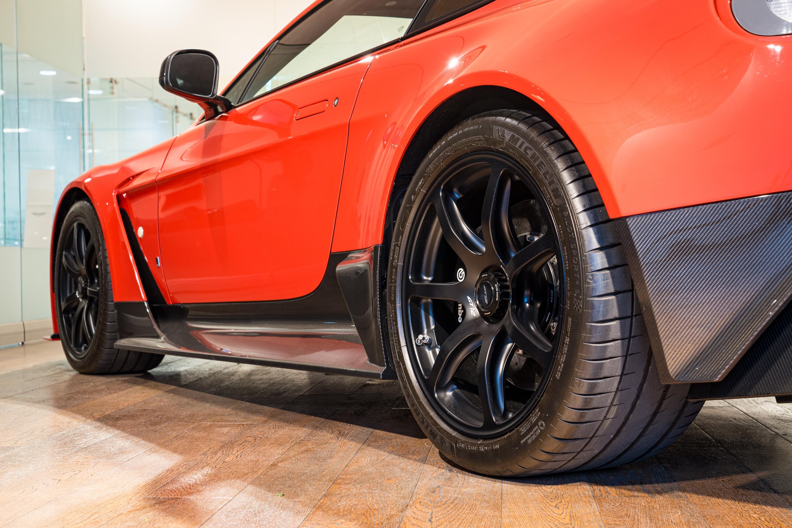 Aston Martin Vantage GT12 (photo: 5)