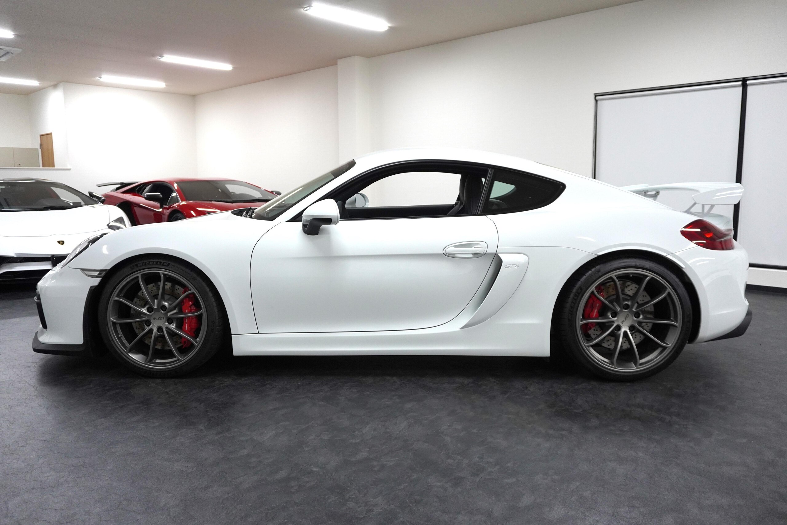 Porsche Cayman GT4 (photo: 3)