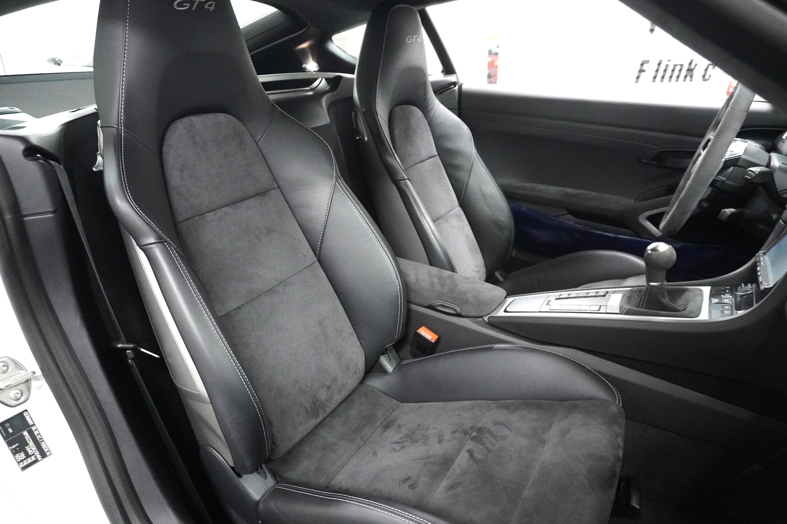 Porsche Cayman GT4 (photo: 16)