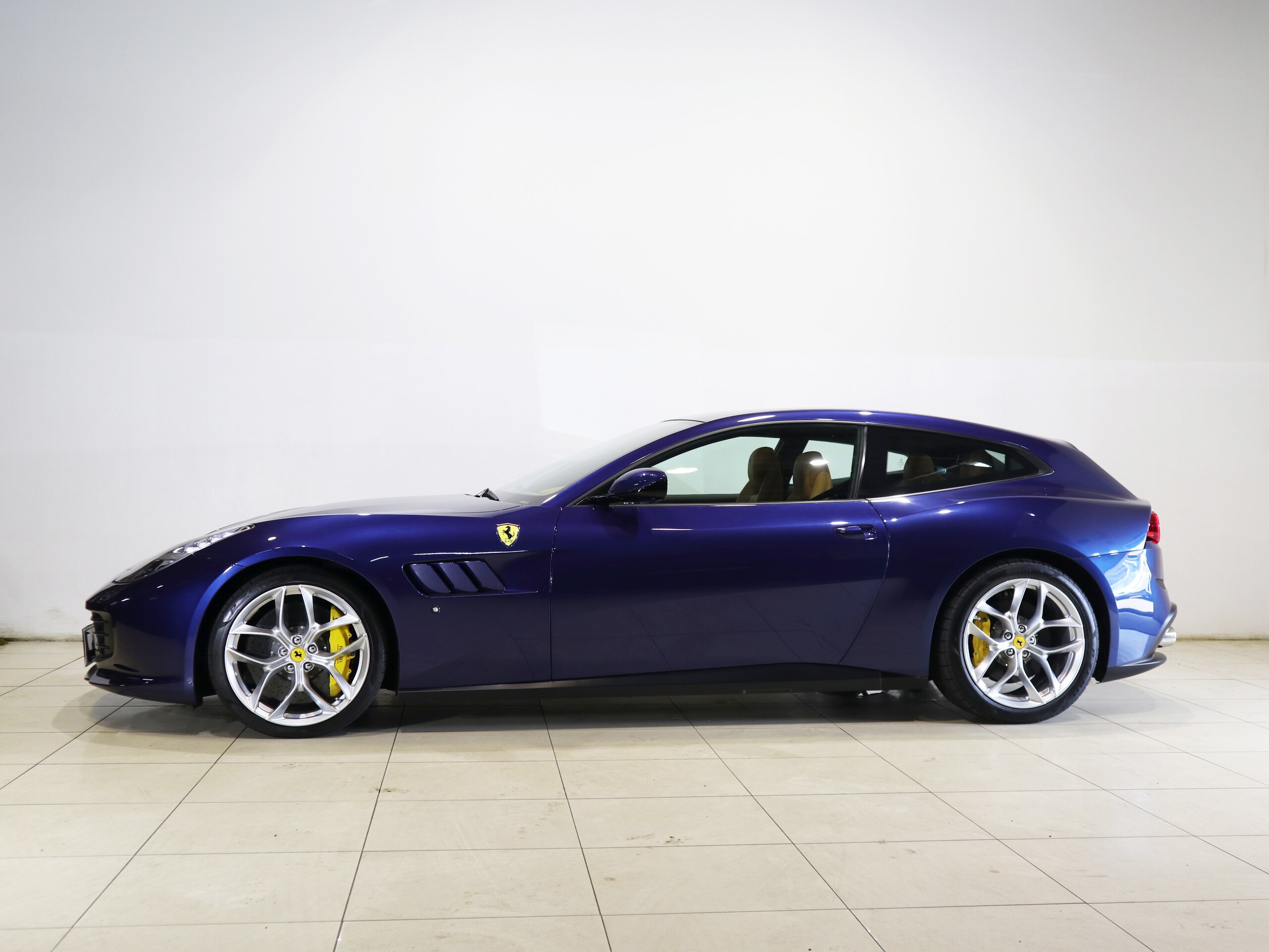 Ferrari GTC4Lusso T (photo: 2)