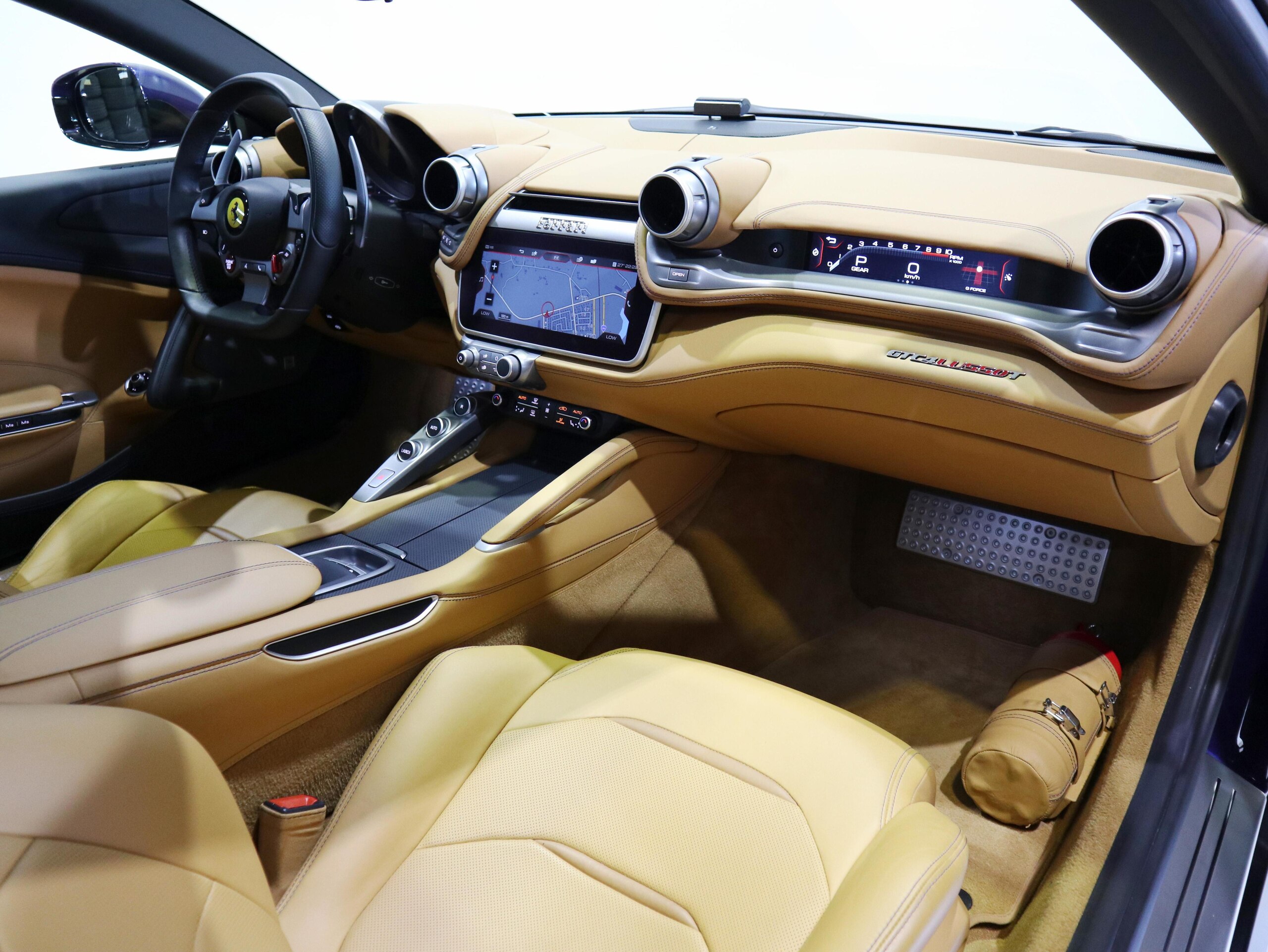 Ferrari GTC4Lusso T (photo: 15)