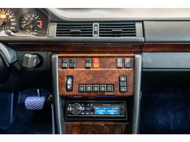 Mercedes Benz E500 (photo: 13)