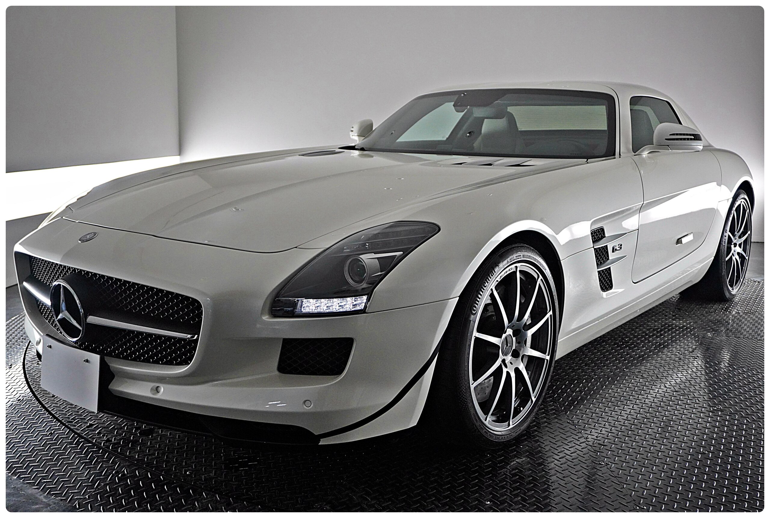 Mercedes Benz SLS AMG (photo: 2)