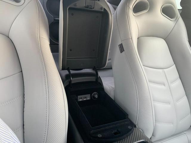 Nissan GT-R (photo: 13)