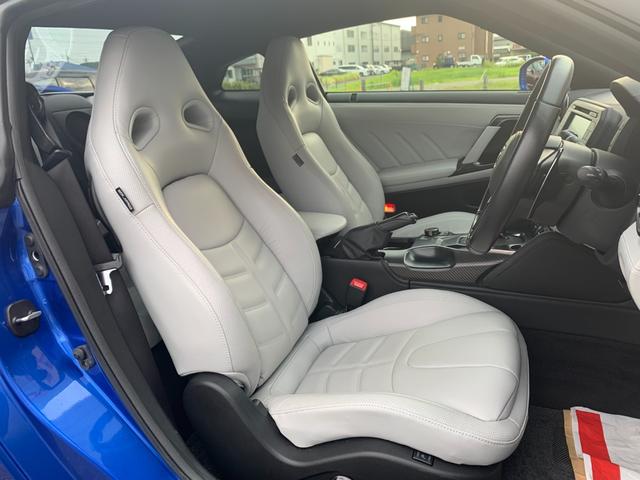 Nissan GT-R (photo: 11)