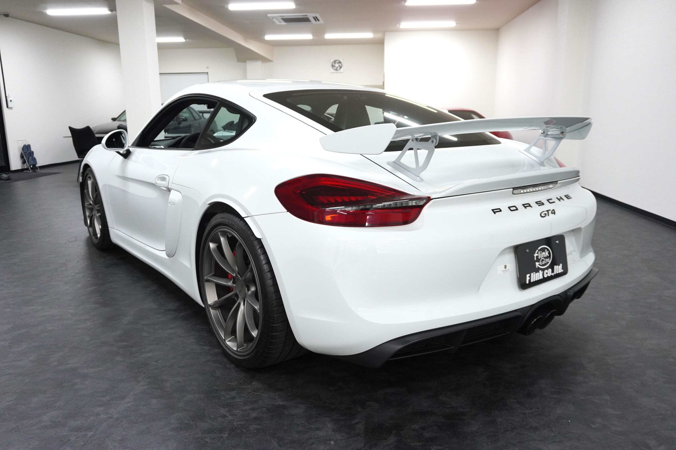 Porsche Cayman GT4 (photo: 6)