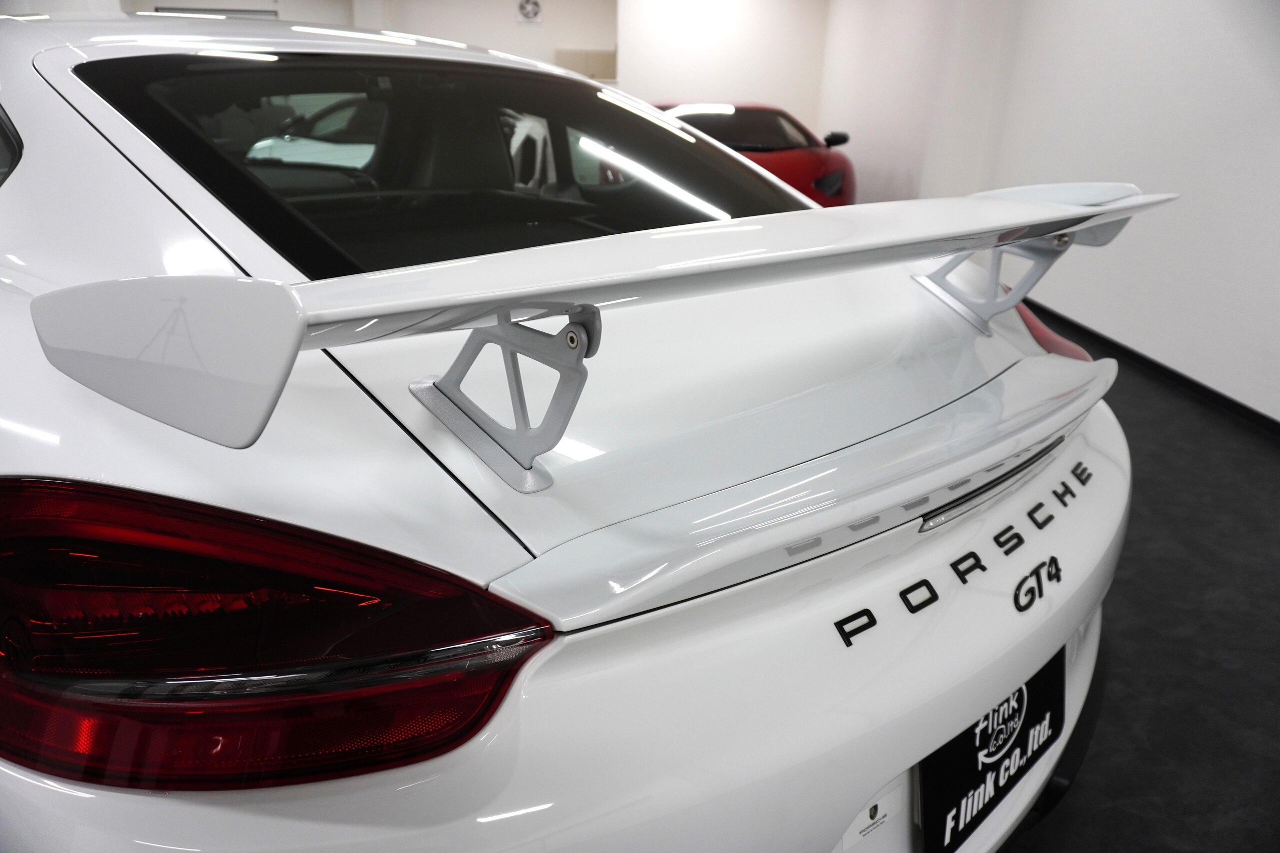 Porsche Cayman GT4 (photo: 9)